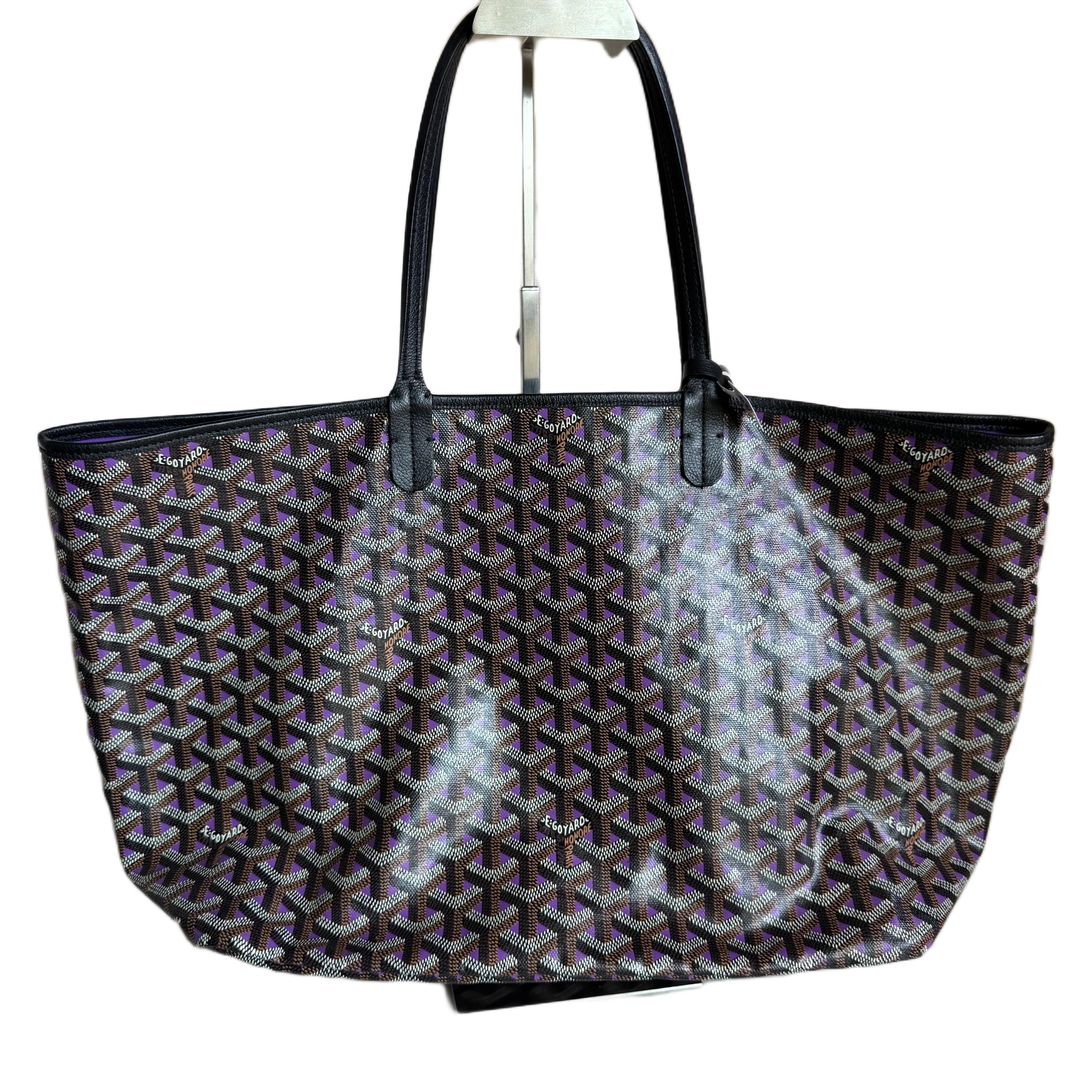 ÉTAT : NEUF

Ce sac à main authentique est en parfait état et présente peu de signes d'usure à l'extérieur. Légères fissures le long de la cire des bords de la bandoulière. 

DÉTAILS :

Marque : Goyard
Modèle : Fourre-tout Saint Louis
Pays