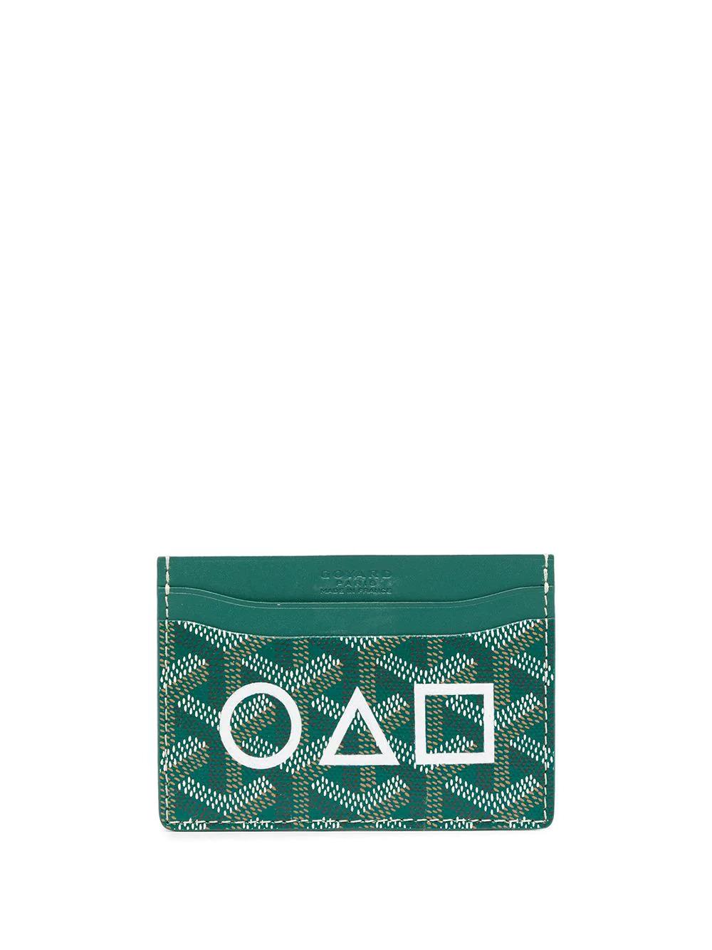 Confectionné en toile Goyardine, un textile coloré à base de coton, de lin et de chanvre, ce porte-cartes vert monogramme d'occasion de Goyard est orné du motif de dessin animé Squid Game. Peint à la main dans le cadre de la collection Emotional