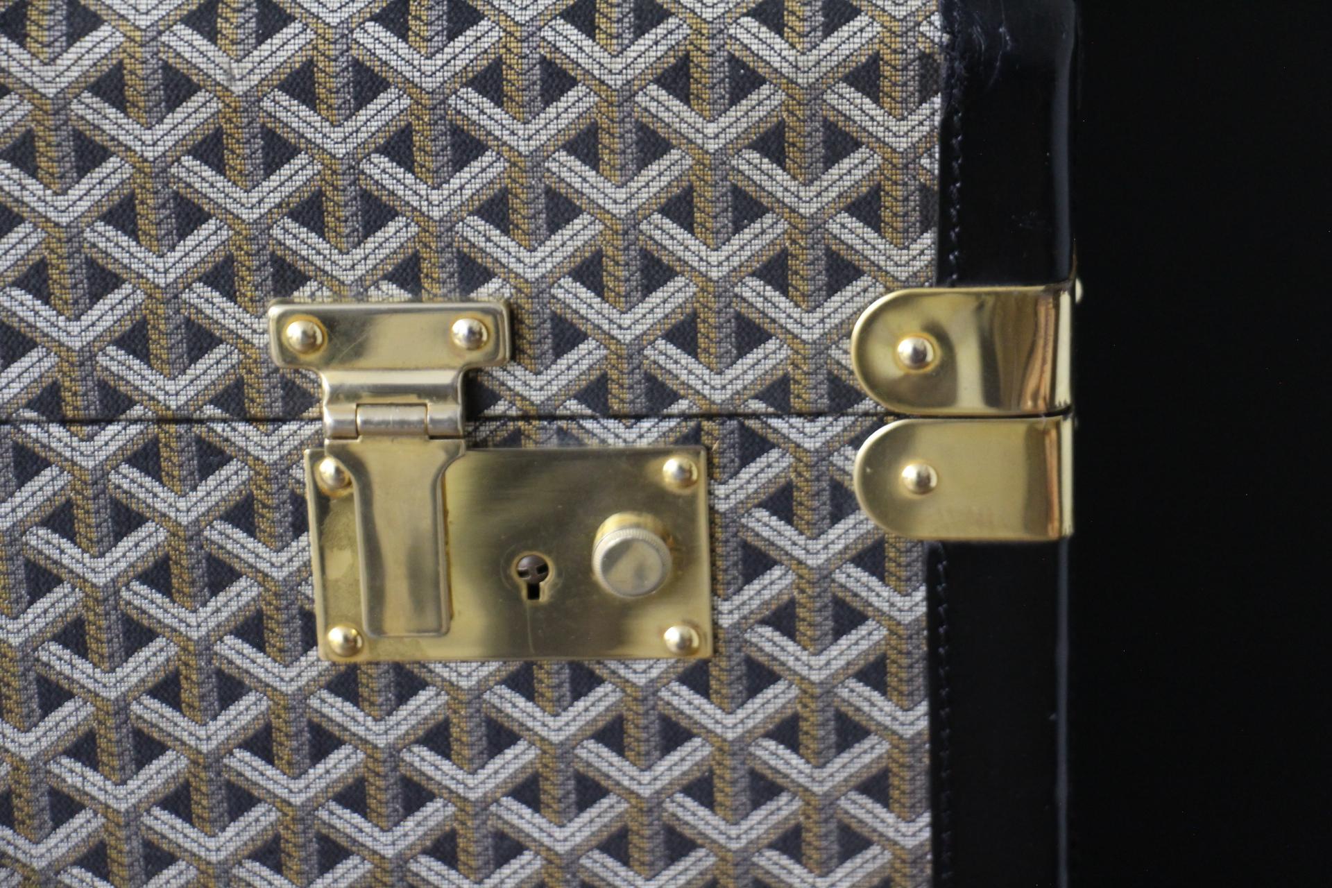 Baúl de vapor Goyard, Baúl Goyard de 80 cm en lona Chevron, Mesa baja Goyard Latón en venta