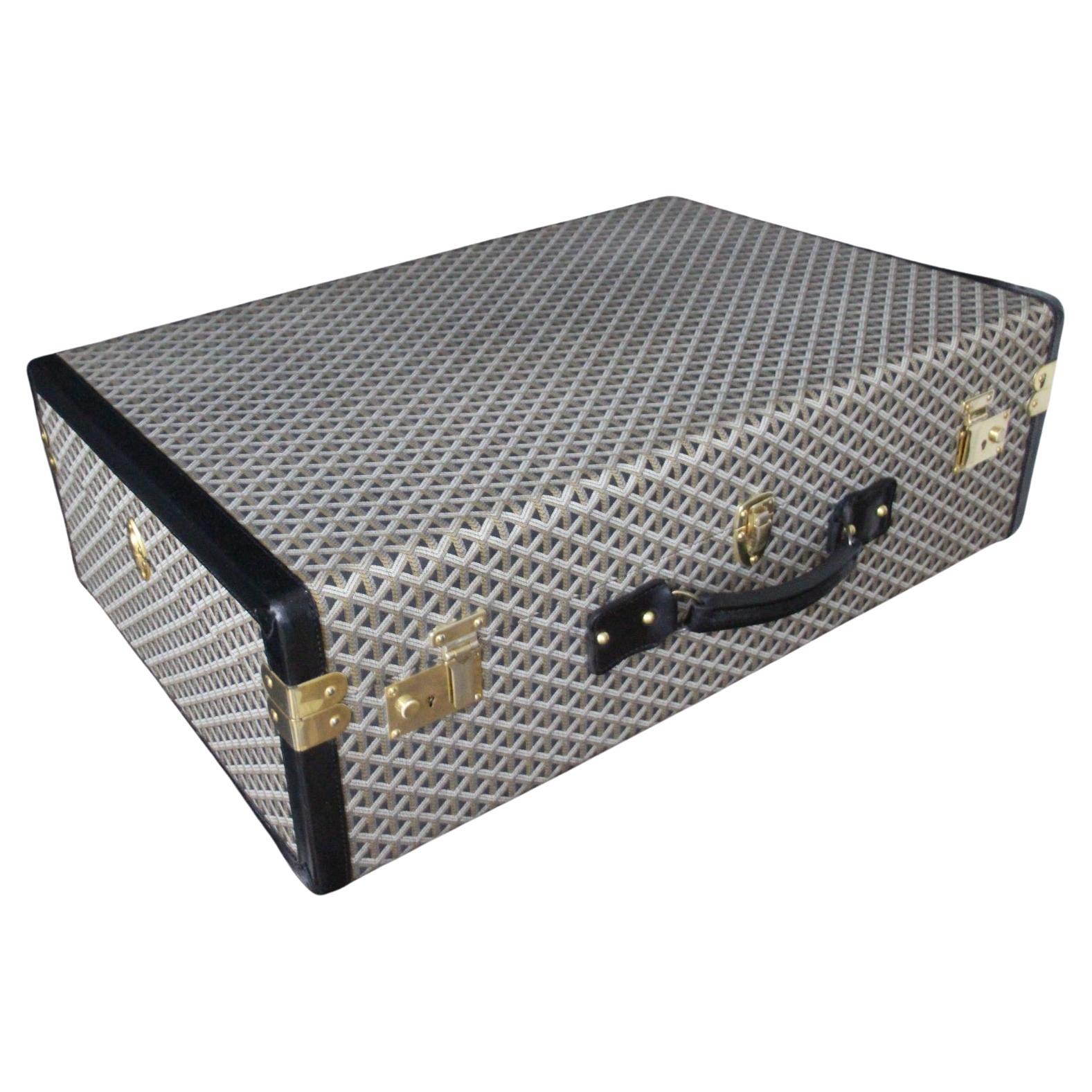 Este magnífico baúl Goyard presenta la codiciadísima lona de galones tejidos, así como cerraduras y herrajes de latón macizo. Presenta una gran asa delantera de cuero negro y adornos de cuero negro.
Su interior beige es perfectamente original y está