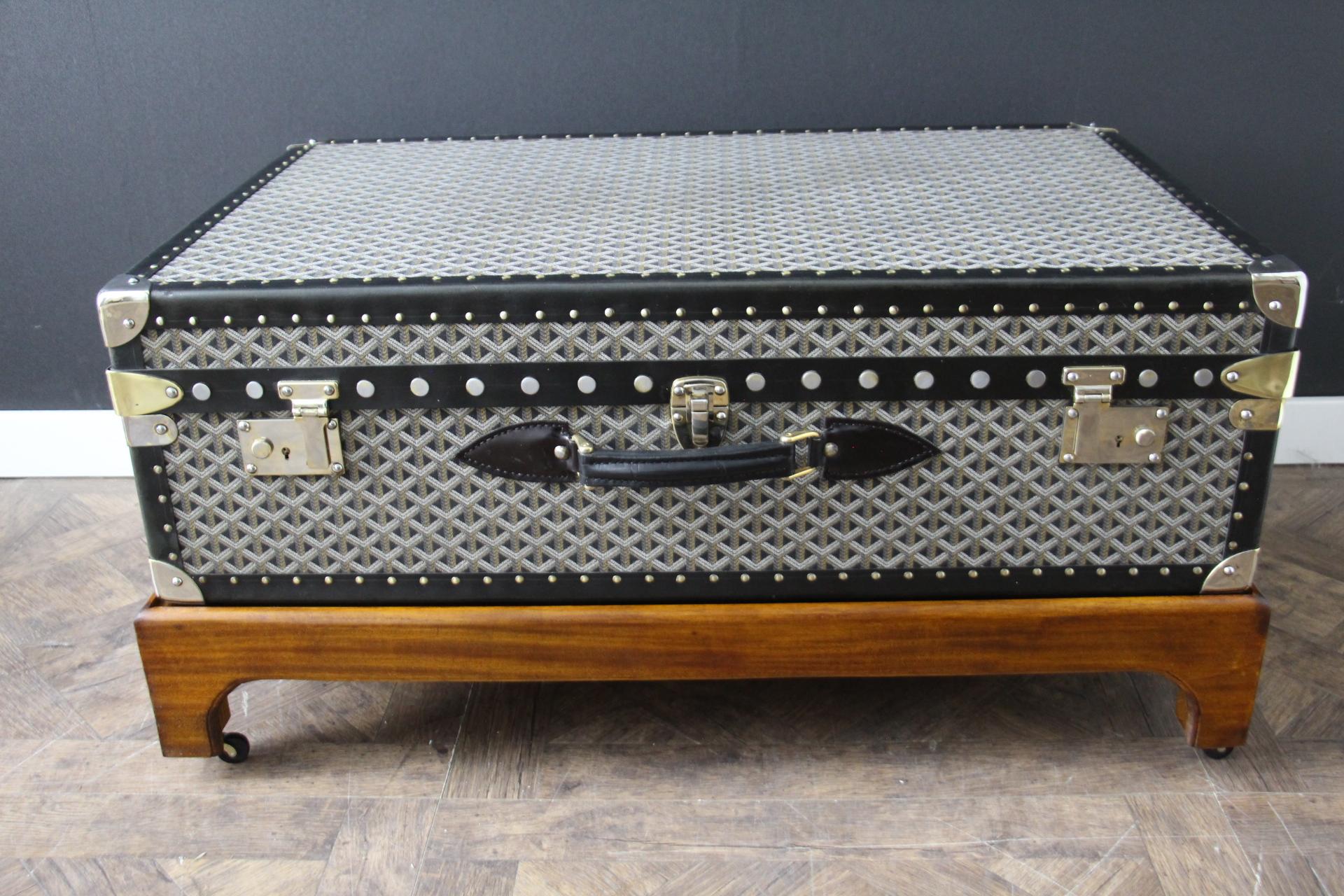 Este magnífico baúl Goyard presenta la codiciadísima lona de galones tejidos, así como todos los herrajes de latón macizo y pladio. Presenta una gran asa delantera de cuero negro y adornos de cuero negro.Tachuelas de latón.
Por debajo, se apoya en 4