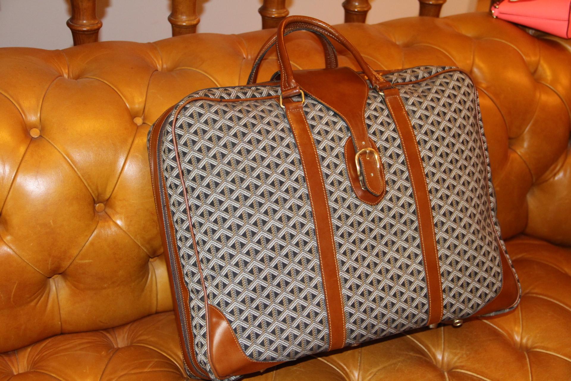 Esta preciosa maleta Goyard presenta la codiciadísima lona tejida y piel marrón toffee. Sus robustas y cómodas asas son de la misma piel marrón, al igual que su gran solapa.
Por todas partes, se abre gracias a su cremallera que funciona muy