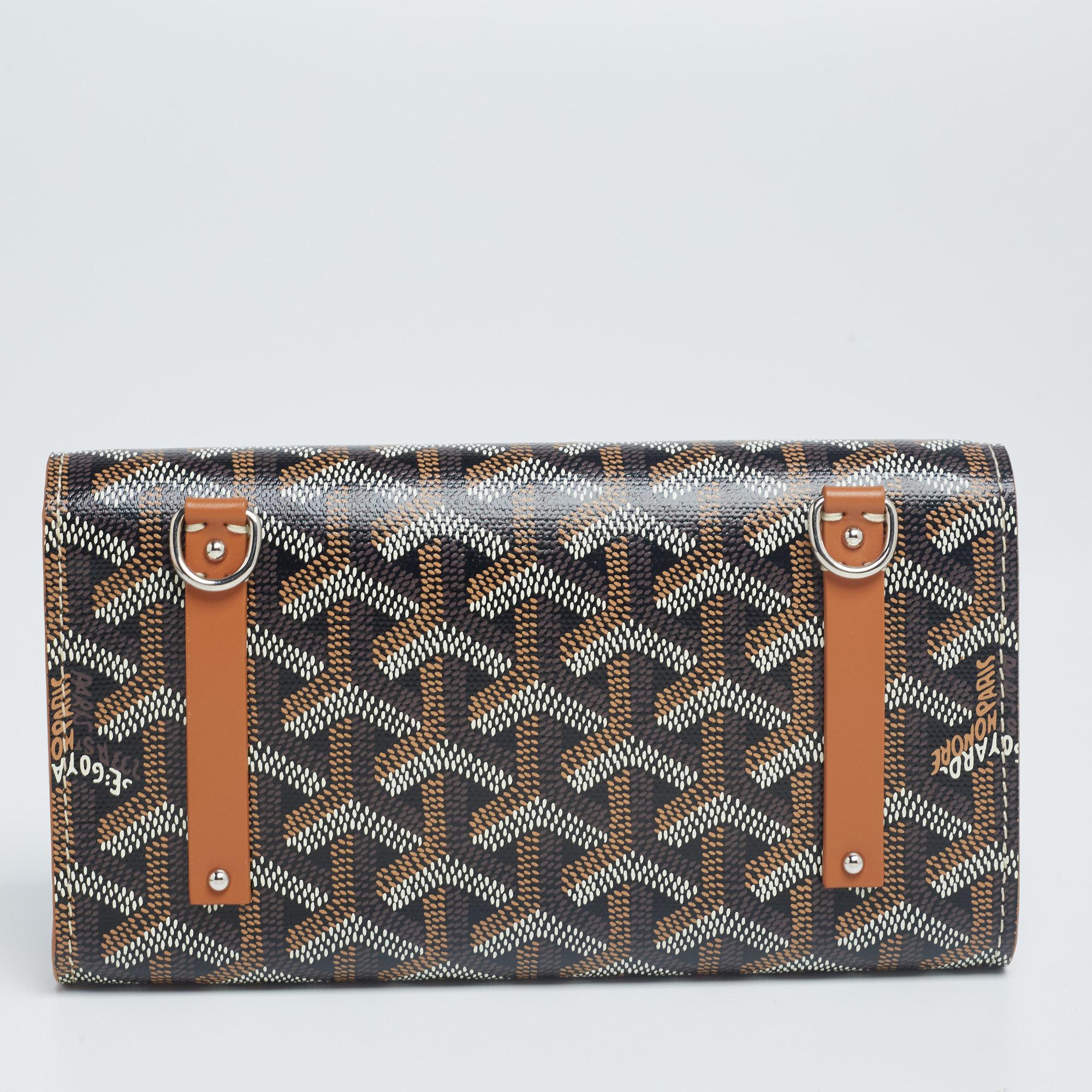 How stunning is this Monte Carlo clutch from Goyard! Crafted with minute precision, this clutch is made from the signature tan Goyardine coated canvas and leather and adorned with silver-tone hardware. The flap unveils an organized canvas-lined