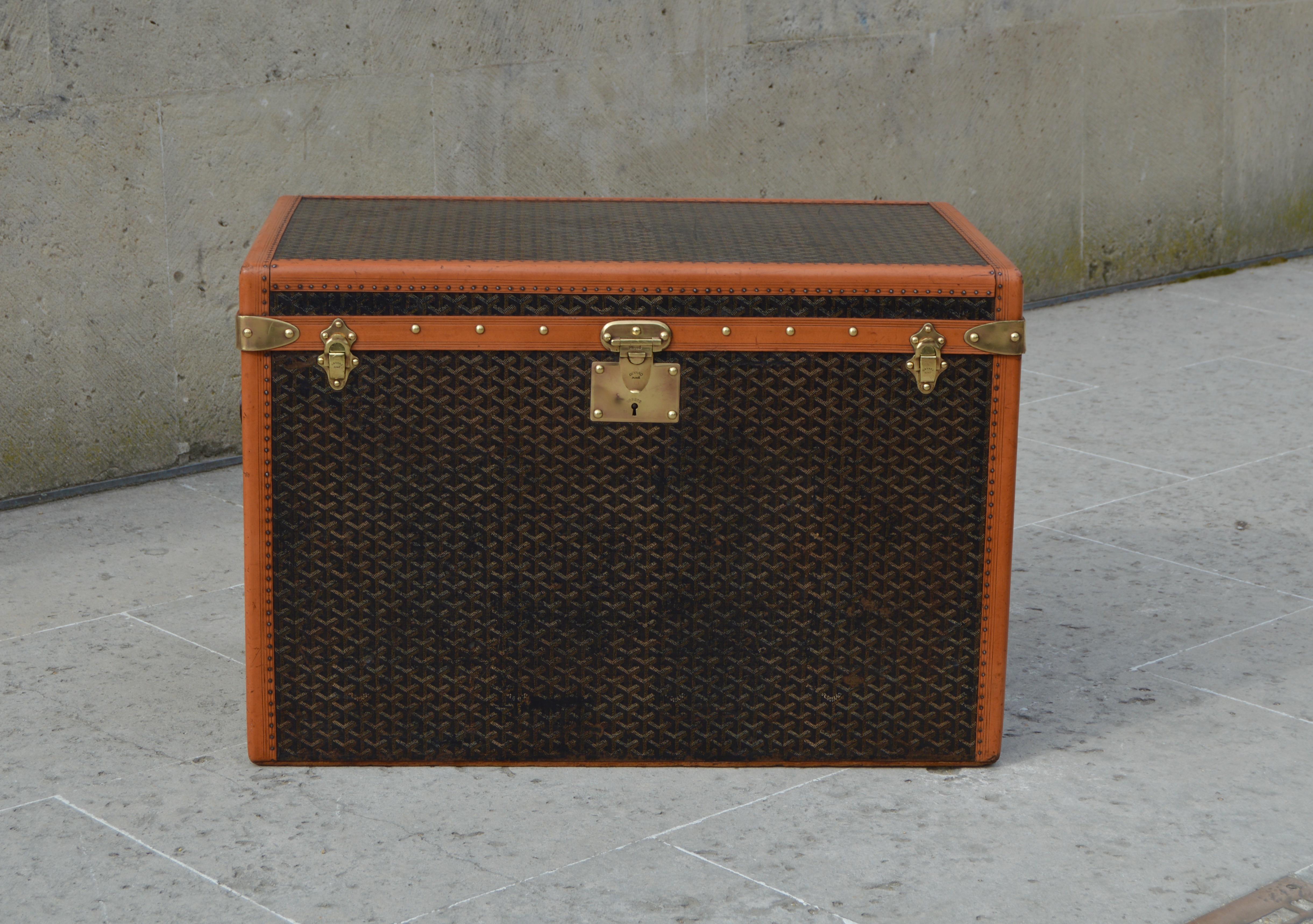 Superb 1910's Goyard hat trunk in superb condition, protected by leather trims and covered with Goyardine canvas. The trunk is equipped with brass parts stamped Goyard Paris, with 2 leather handles restored to the original ones. The original owner's