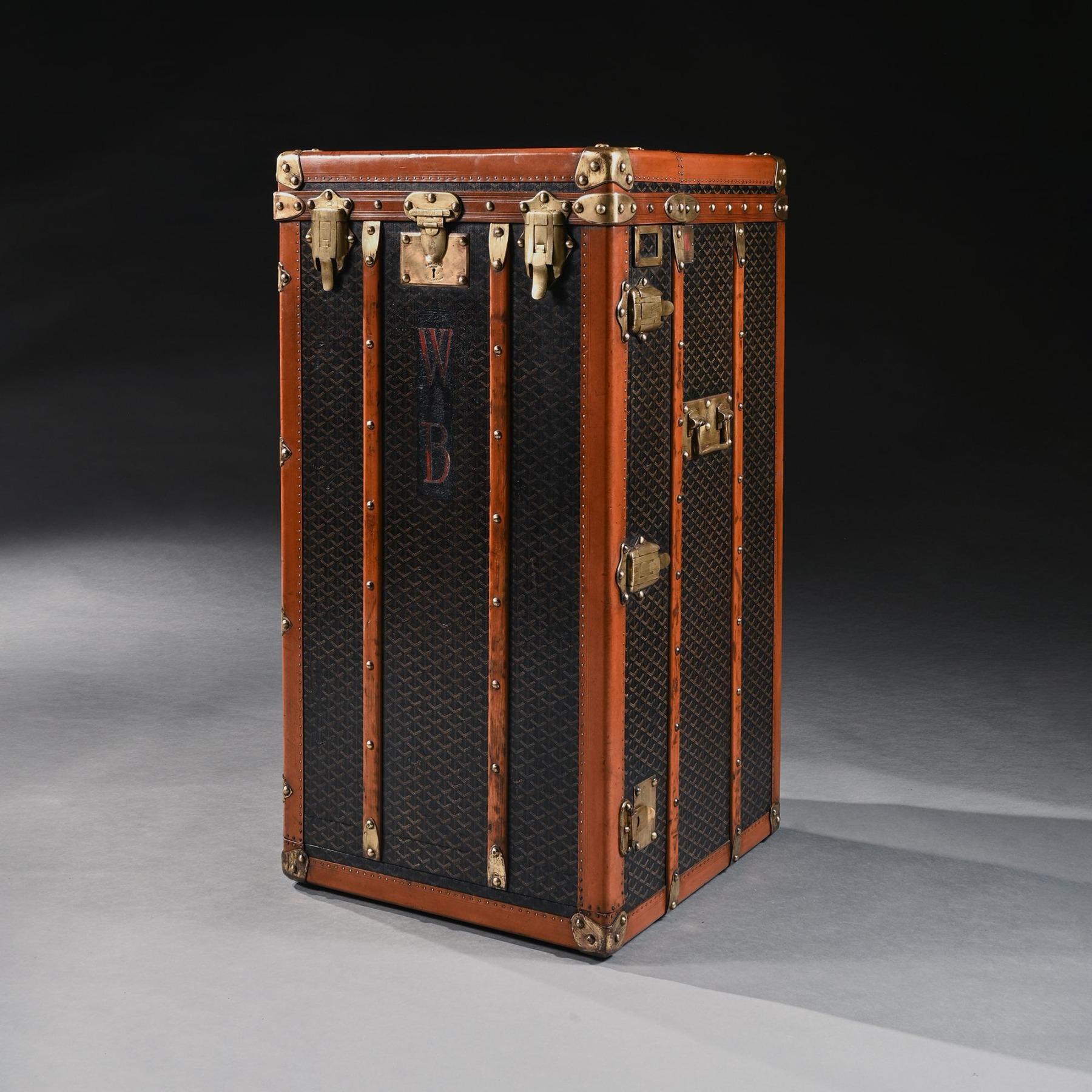 Un raffinato e raro baule da viaggio o guardaroba dei primi del Novecento di Goyard di Parigi.

Francese - Parigi 1910-1920 ca.

Rivestito in tela Goyardine con motivo chevron e finiture in pelle a contrasto, questo raffinato baule è stato