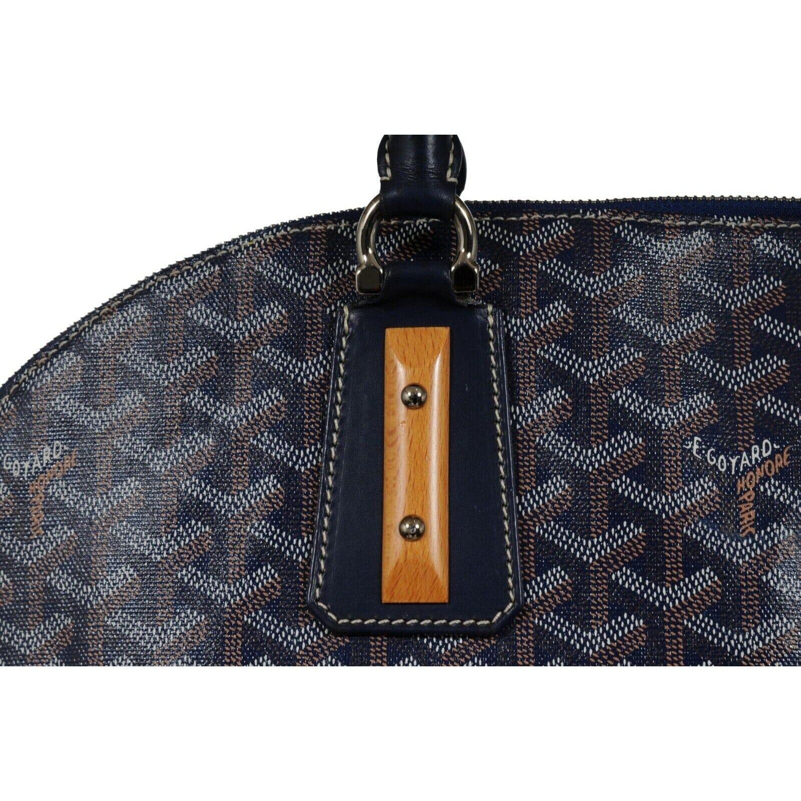 - Extérieur bleu

- Fabriqué en France

- Poignées en cuir

- Serrure et clé

 - Pas de sac à poussière 


Condit : 

Le sac est en très bon état général sans imperfections majeures, les coins et le fond ont une légère patine. 



Mesures : (