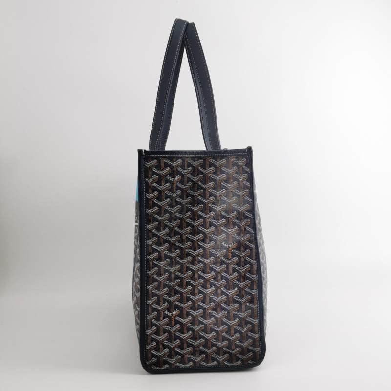 Goyard Villette Bolso Grande Azul Marino Bulldog Francés
Estas son fotos profesionales de la bolsa real.
ESTADO: EXCELENTE
Ligeros roces en las esquinas, correas. Grietas en la cera del borde. Manchas ligeras en el interior.
DETALLES

Marca