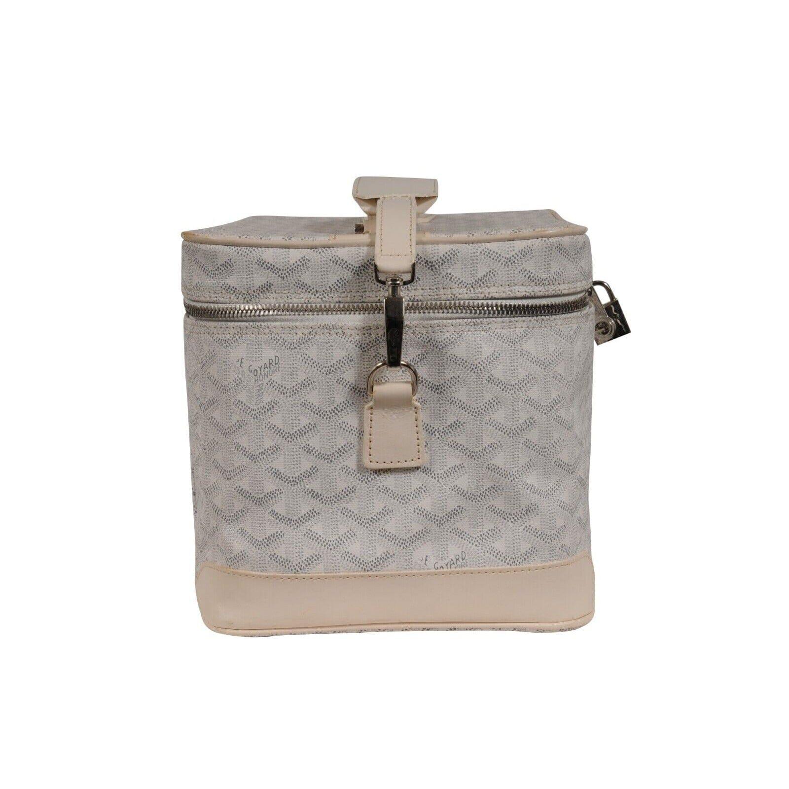 - Dos bolsillos interiores
- Perfecto para viajar
- Espejo interior
- Viene con correa de cuero


Estado:
El maletín está en excelentes condiciones, sin grandes imperfecciones




Medidas: ( Aproximadamente En Pulgadas ) 

12 L x 8 A x 7,5 A