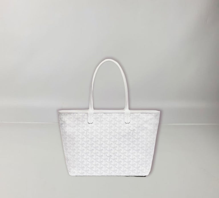 Goyard's Bag dont have cardboard box, it will  be ship with dust bag and authenticity card
The Artois PM bag is a nod to our emblematic Saint Louis bag in a structured and secure version as it has four leather corners and zip closure. It also has a