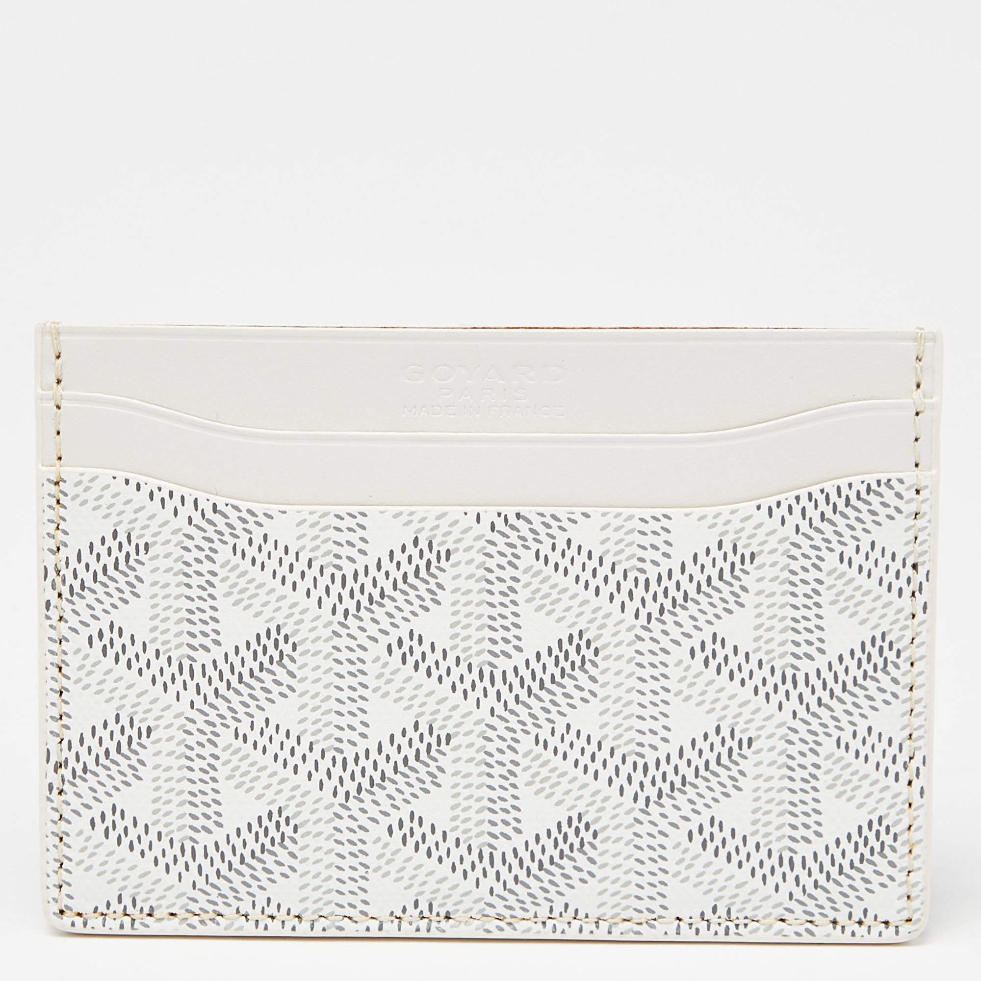 Functional and stylish, this Saint Sulpice cardholder from Goyard is your next best buy. Crafted from the signature Goyardine coated canvas, this card holder features four card slots and leather lining on the insides. It is sleek and can be carried