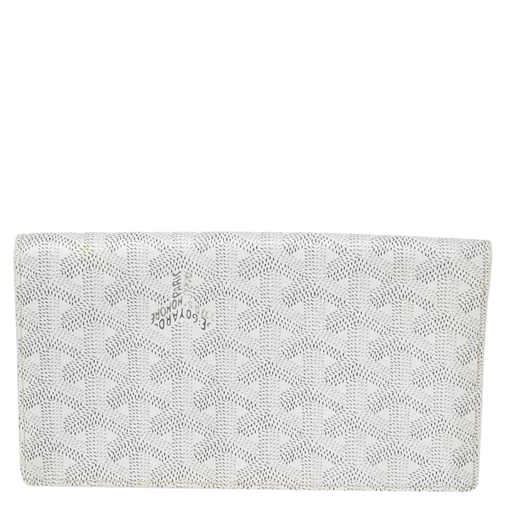 Bringing a mix of fashion and fine craftsmanship, this Richelieu wallet from the House of Goyard is surely a must-have accessory. It is crafted from white Goyardine coated canvas on the exterior and showcases an organized leather-lined interior.