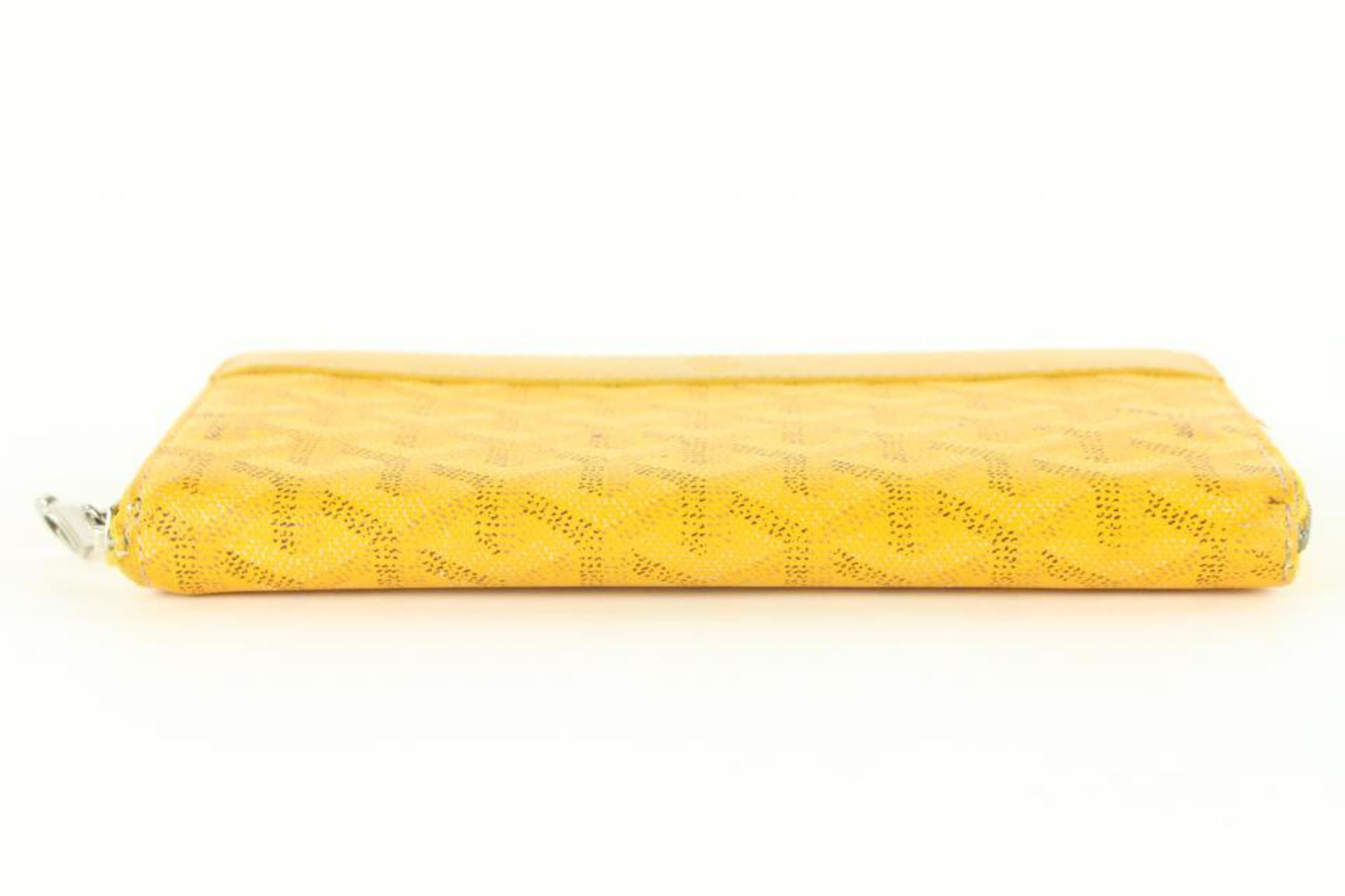 Goyard Portefeuille à fermeture éclair jaune à chevrons Matignon fabriqué en : France Mesures : L Bon état - En vente à Dix hills, NY