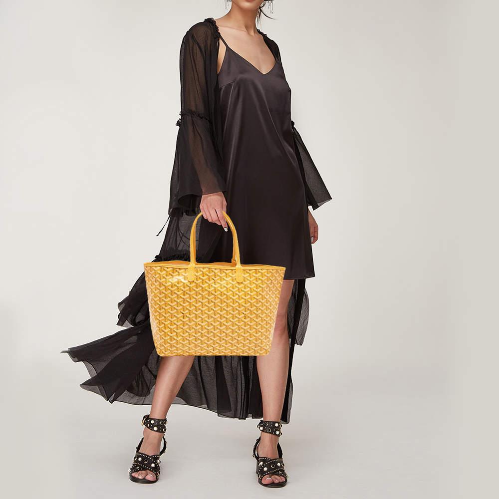 Este atractivo bolso tote para mujer ha sido diseñado para acompañarte en cualquier día. Cómodo de llevar y con un diseño moderno, el bolso se corta con destreza y se cose para darle una forma estupenda. Está bien equipado para ser un accesorio