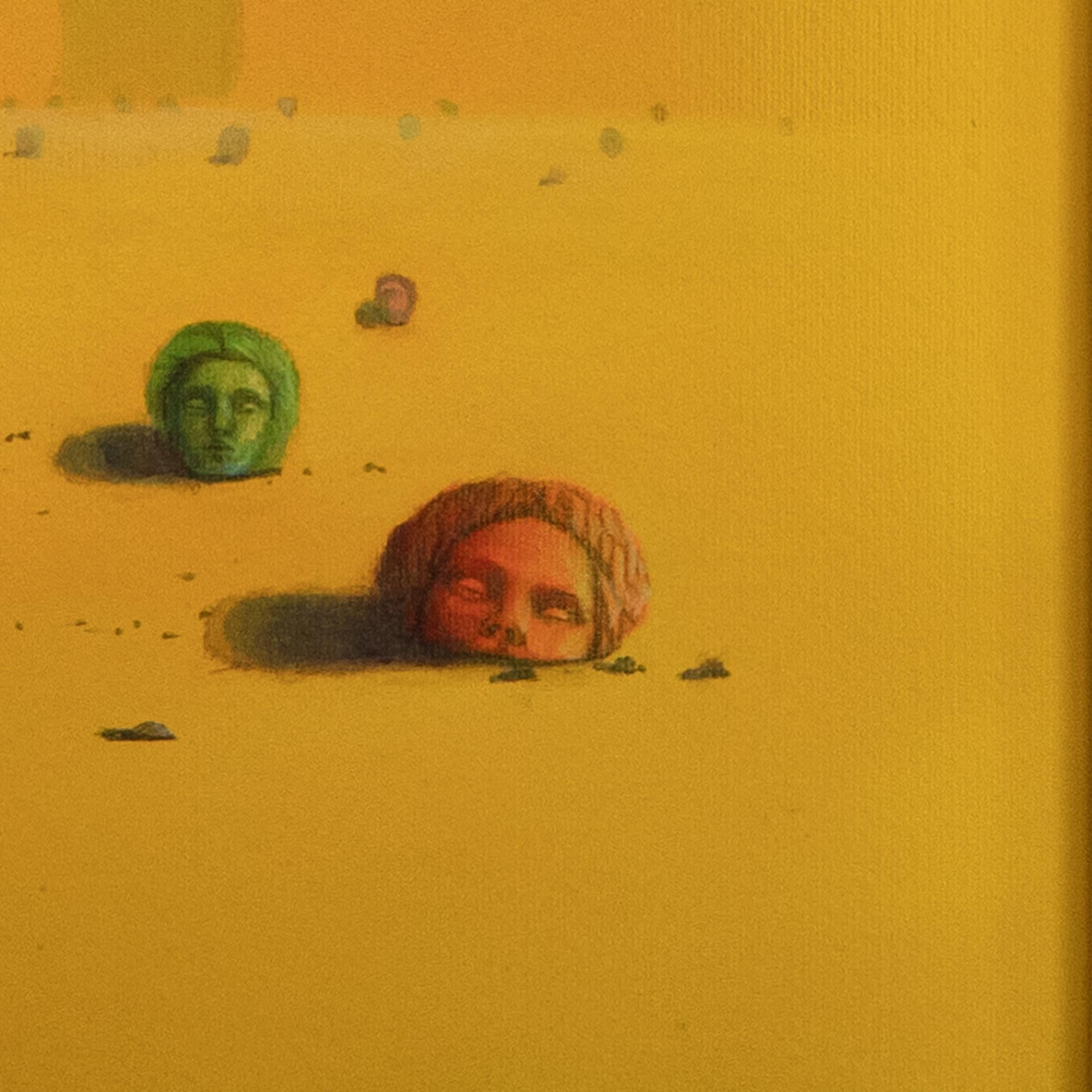 Questo dipinto surrealista del deserto di Gozo, intitolato Desert Lost Heads, è un'opera originale in acrilico su carta Fabriano 400gsm. Misura 70 x 50 cm e presenta un suggestivo paesaggio onirico in cui un cane solitario vaga in un paesaggio arido