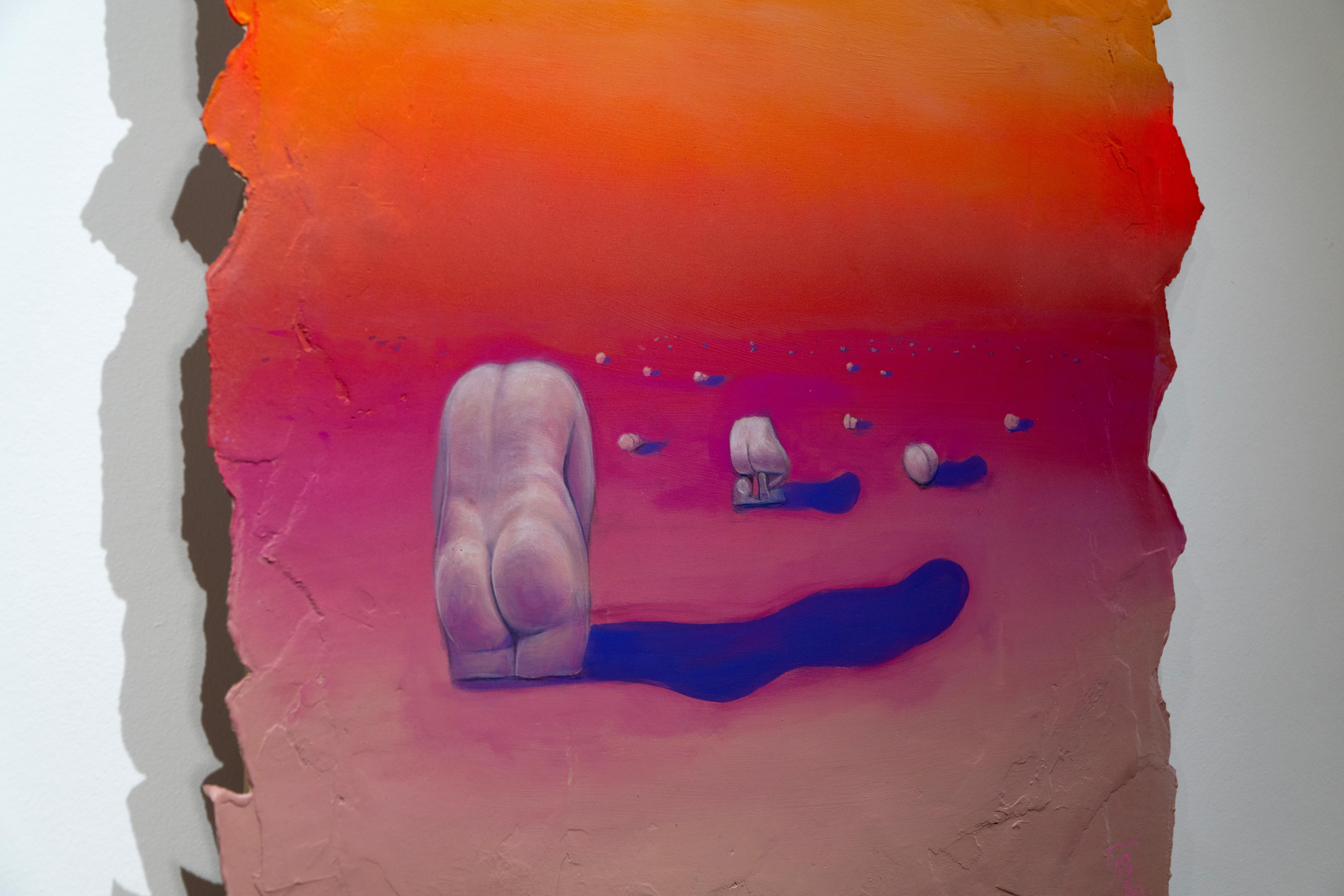 Esta obra de arte surrealista contemporánea, Fragmentos de Roma 2, pertenece a la serie Fragmentos del Colectivo Gozo. Pintada en acrílico sobre papel de forma irregular montado sobre un soporte de madera con efecto flotante, esta pieza mide