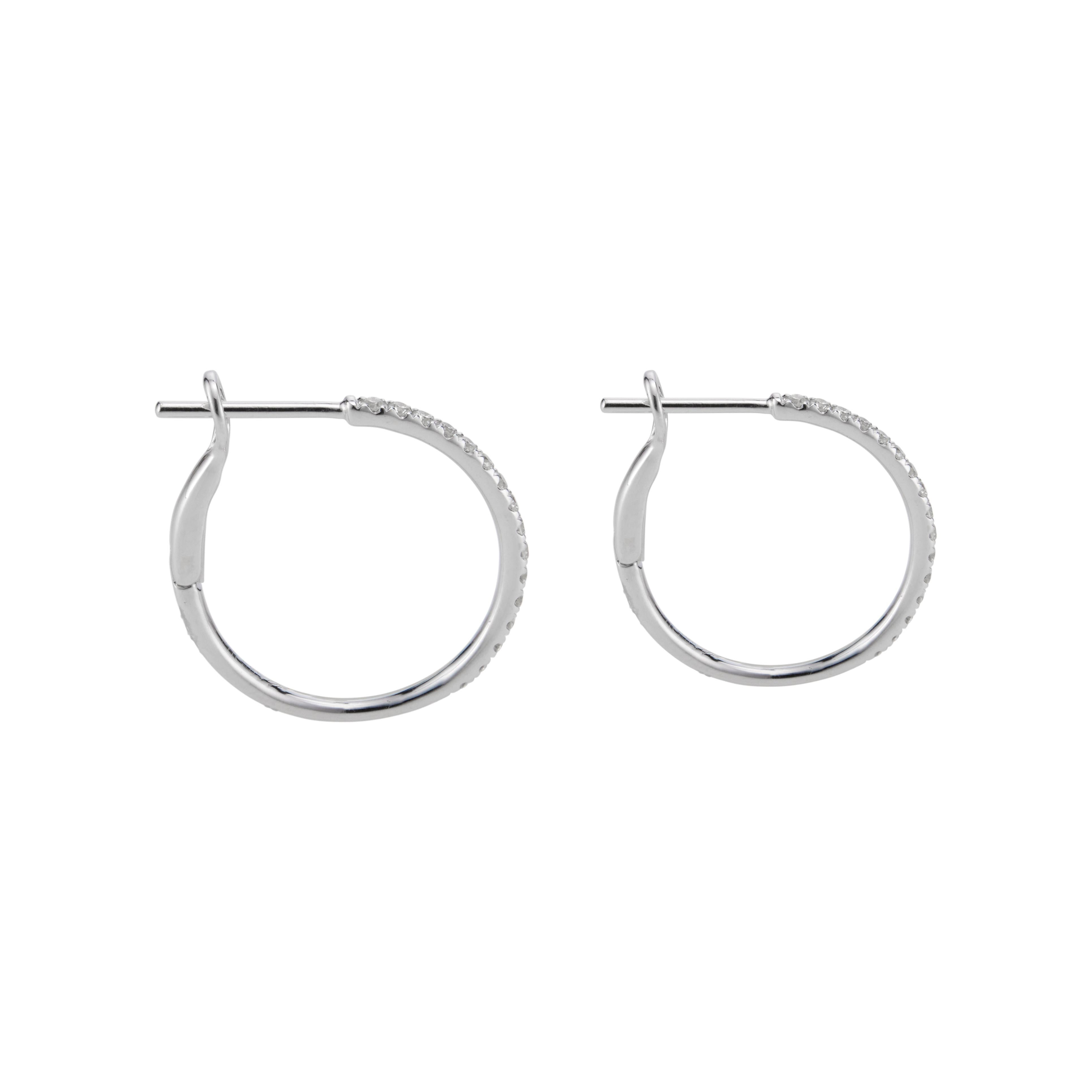 Taille ronde Boucles d'oreilles en or blanc avec diamants de 0,30 carat GP en vente