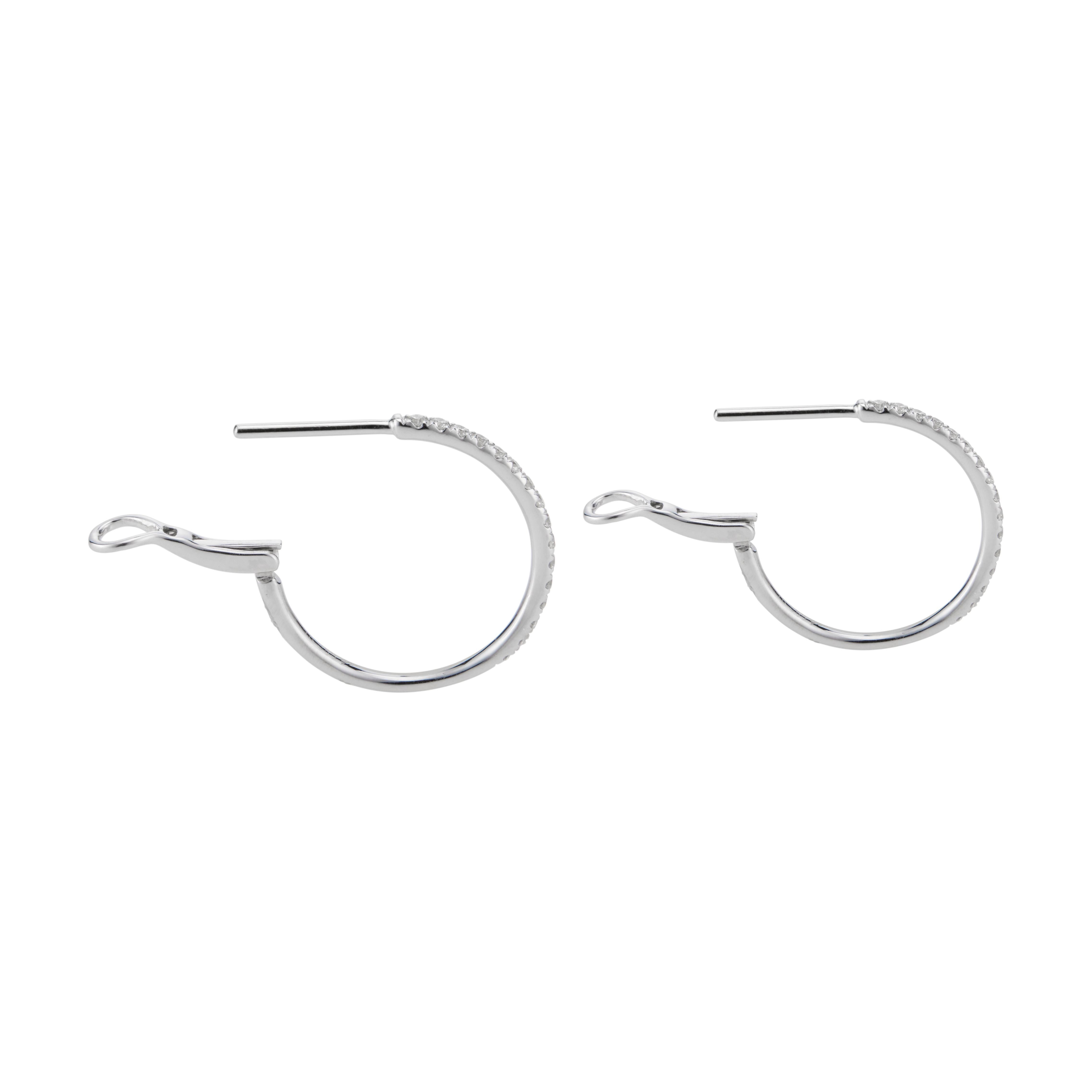 GP Orecchini a cerchio in oro bianco con diamante da 0,30 carati In condizioni ottime in vendita a Stamford, CT