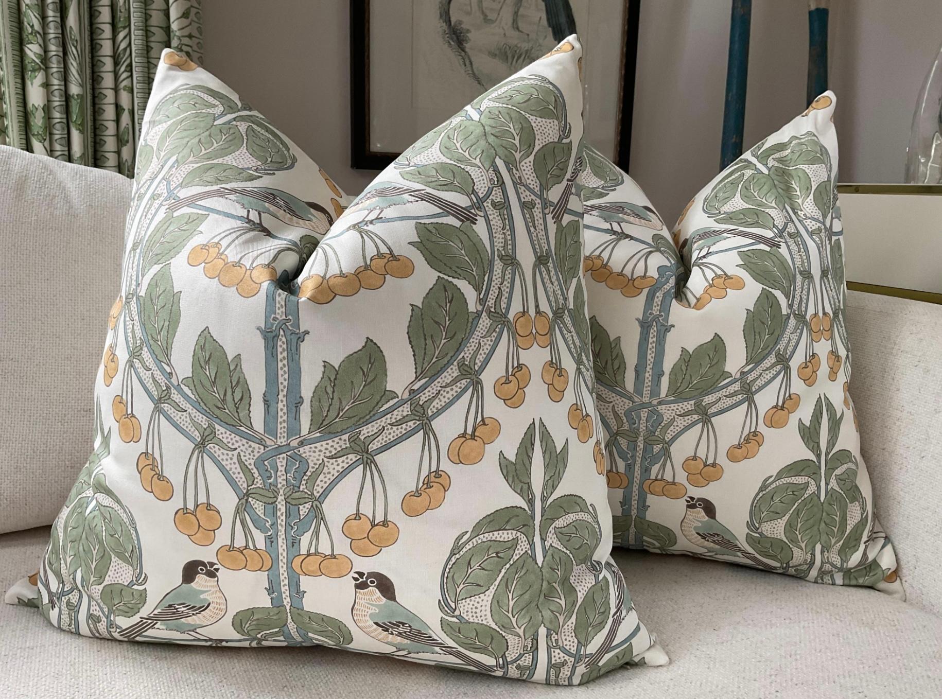 Cette offre concerne une paire (2) de coussins de 22 pouces. Ils sont ornés d'oiseaux et de cerises en aqua sur le devant et d'un dos en lin blanc cassé coordonné. Joli fond blanc doux avec des accents de bleu aqua et de jaune doux. Ils sont dotés
