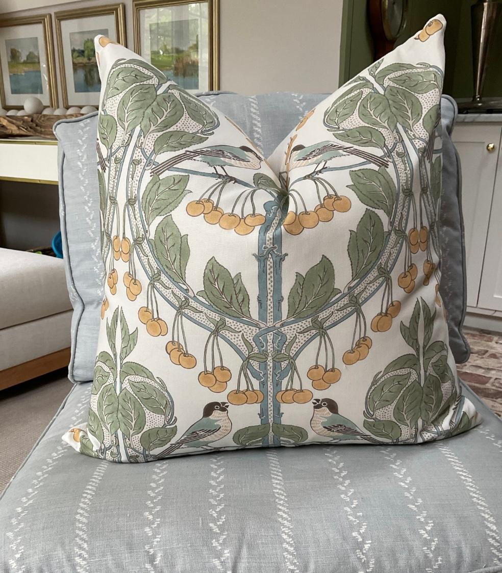 Mid-Century Modern Paire de coussins en duvet GP & J Baker Birds & Cherries in Aqua 22 en vente