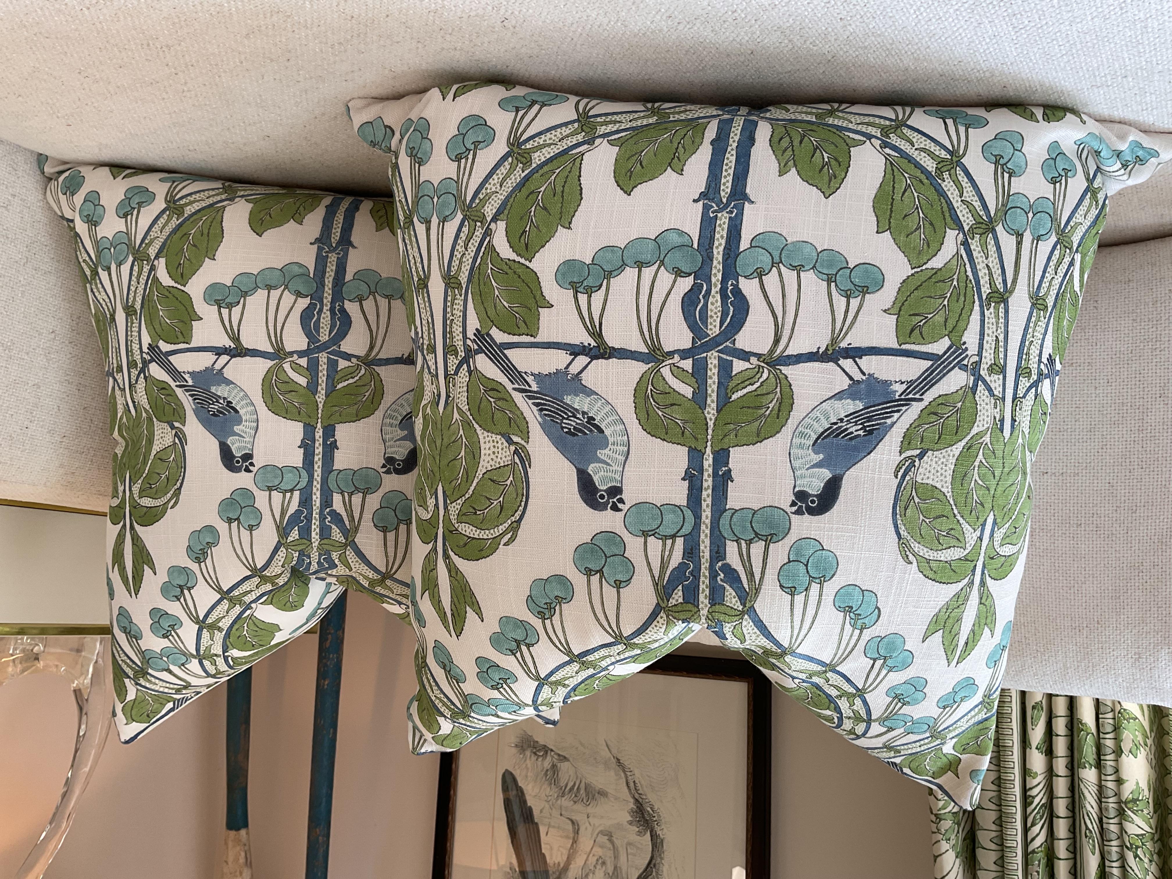 Questa offerta è caratterizzata da Uccelli e Ciliegie dell'inimitabile Greene & Greene Baker in blu e verde sul fronte e dal retro in misto lino coordinato. Arriveranno in coppia (2) da 22