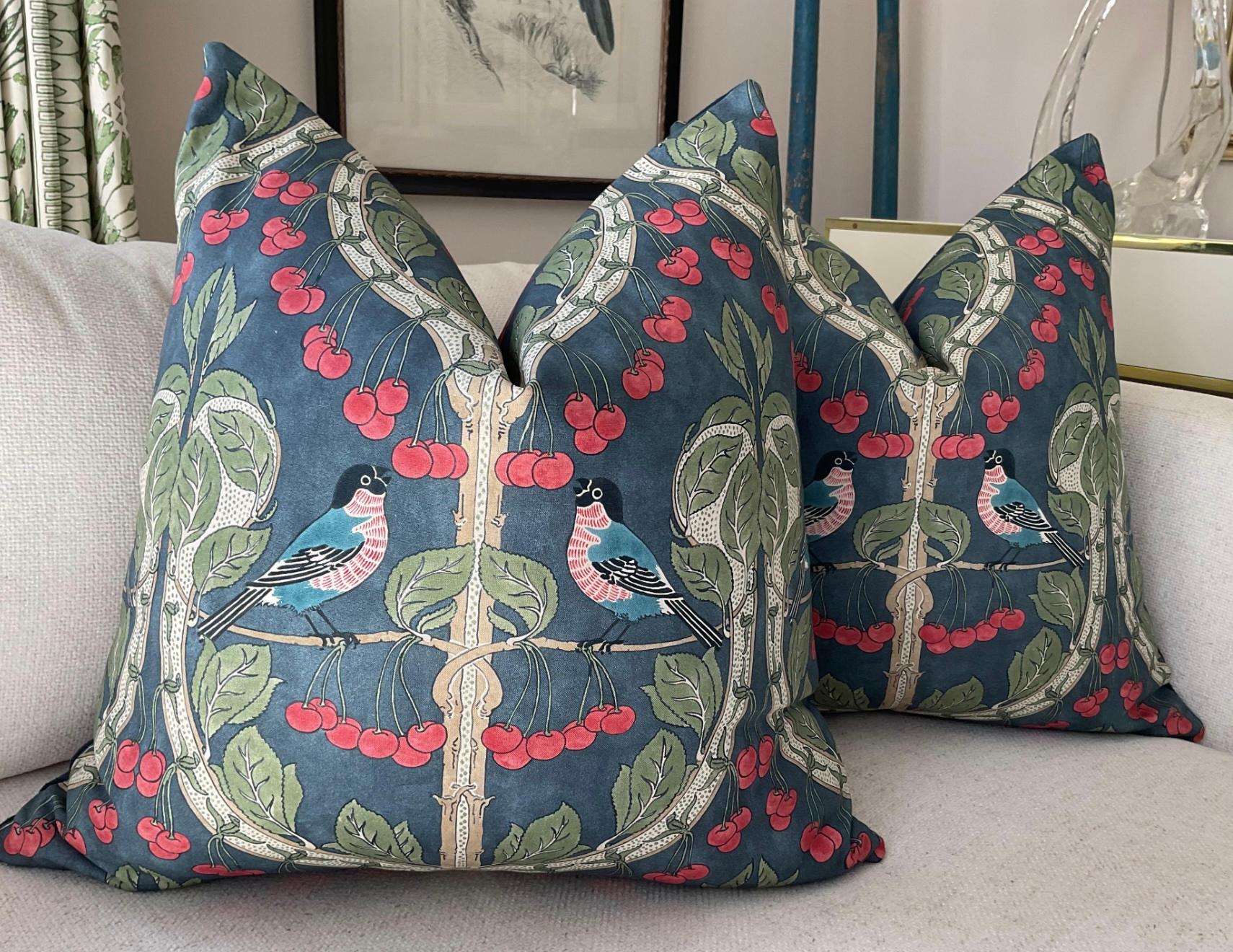 Les oiseaux et les cerises de l'inimitable GP et J Baker sont imprimés en bleu indigo au recto et en bleu foncé au verso. Ils seront livrés par paire de 22