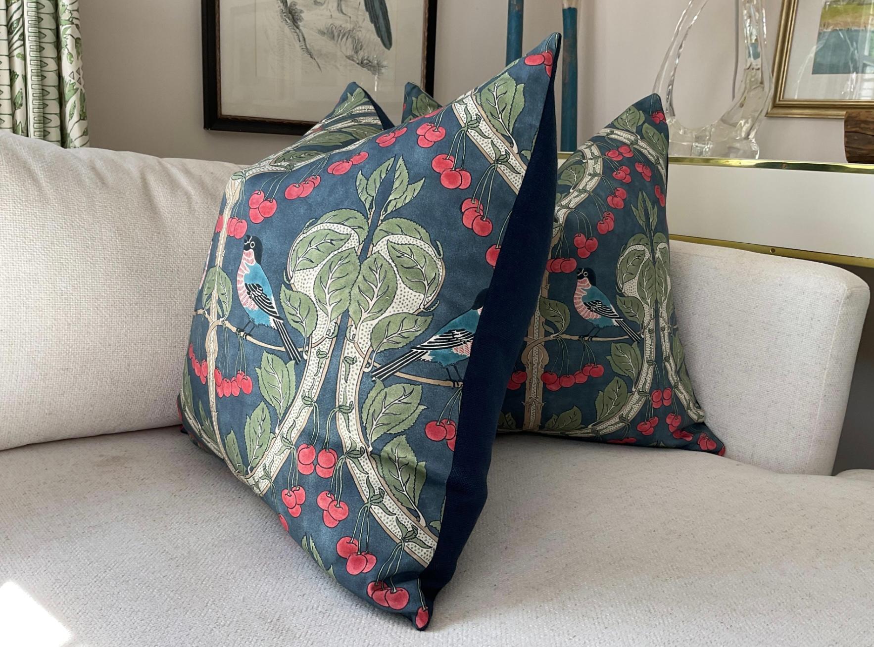 Mid-Century Modern Paire de coussins en duvet GP & J Baker Birds & Cherries en Indigo 22 en vente
