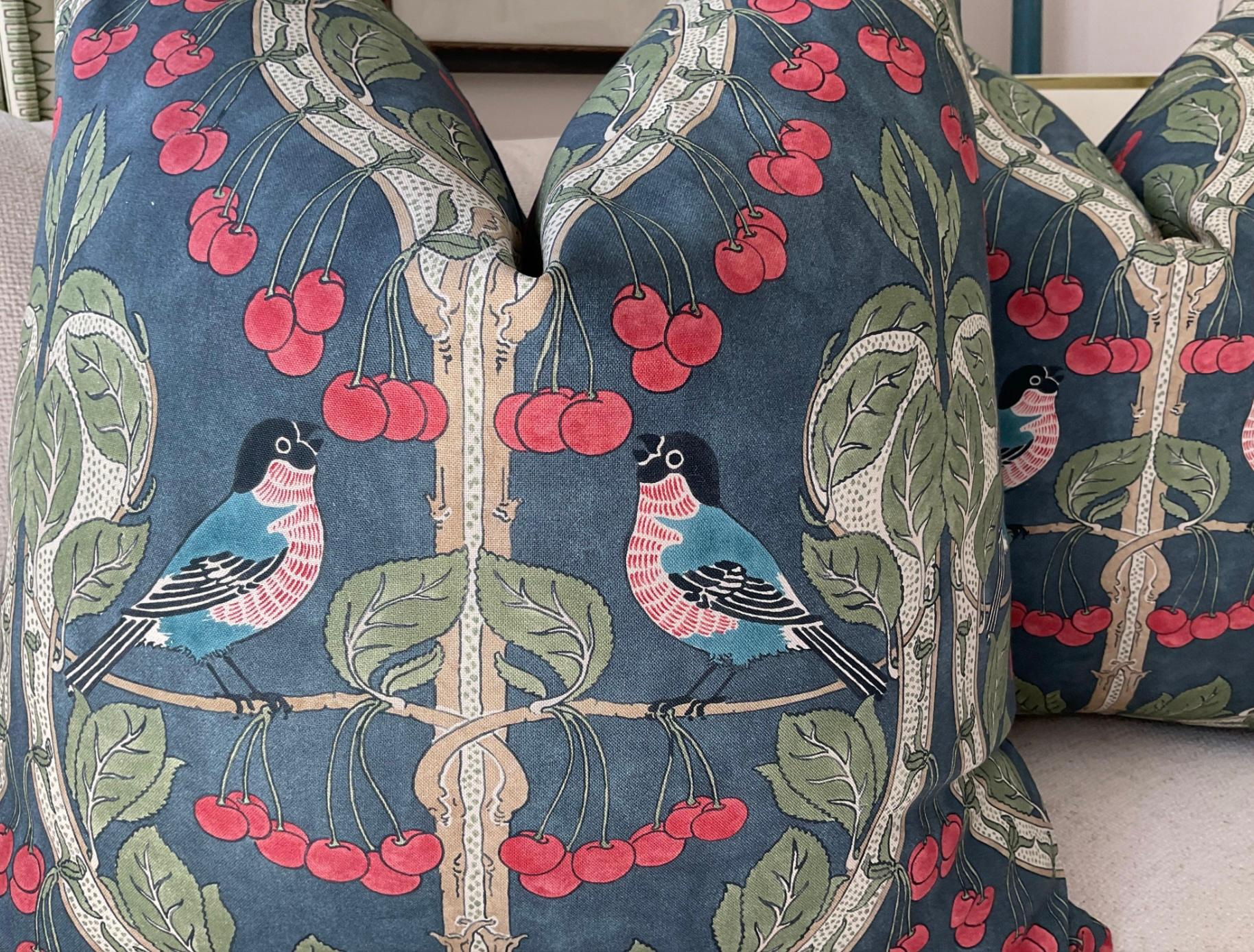 Américain Paire de coussins en duvet GP & J Baker Birds & Cherries en Indigo 22 en vente