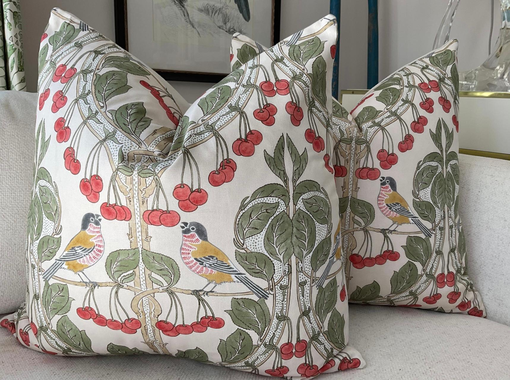 Questa offerta riguarda una coppia di (2) cuscini da 22 pollici. Il fronte è caratterizzato da uccelli e ciliegie in rosso e verde, mentre il retro è in lino bianco coordinato. Presentano inserti in piuma d'oca e si chiudono con una cerniera