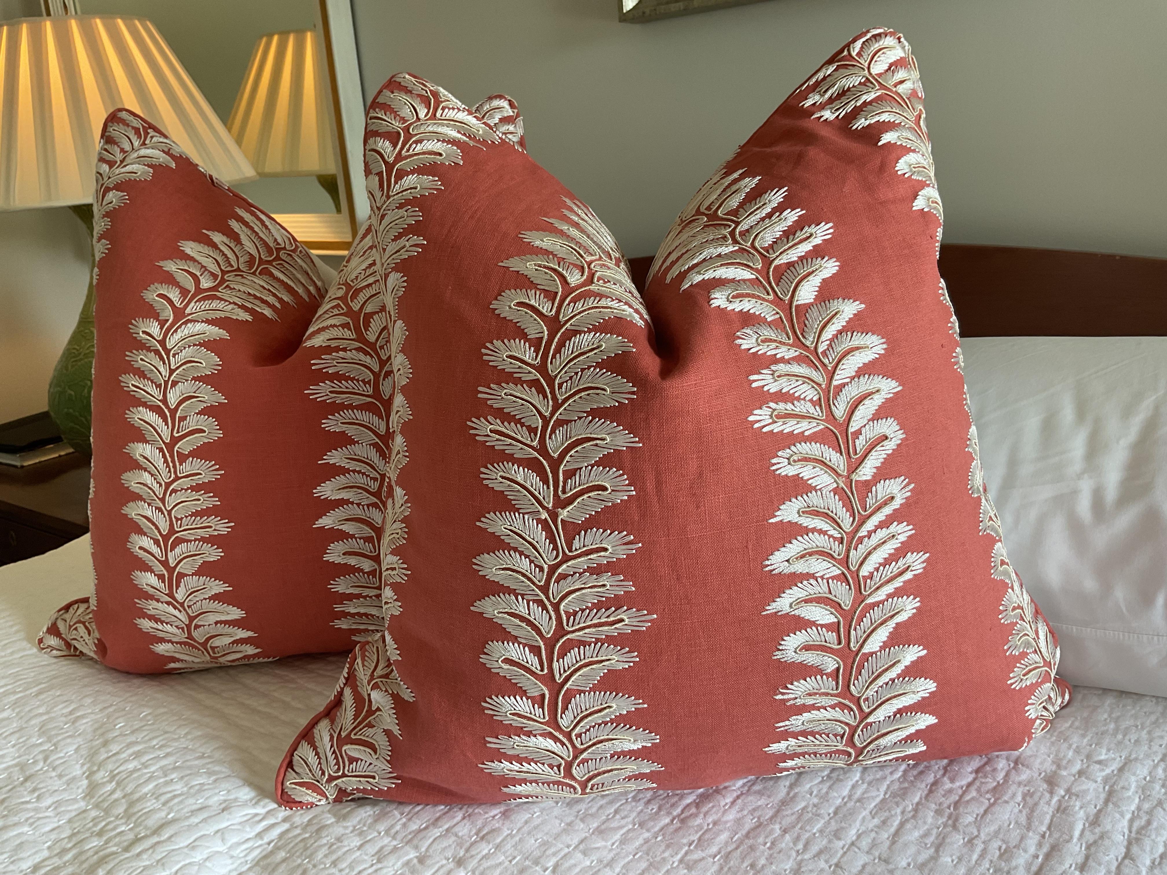 Eleganza botanica senza tempo e charme artigianale.

Eleva i tuoi interni con la bellezza raffinata del ricamo Bradbourne di GP & J Baker, qui presentato nella radiosa tonalità Coral. Questo squisito tessuto presenta motivi botanici delicatamente