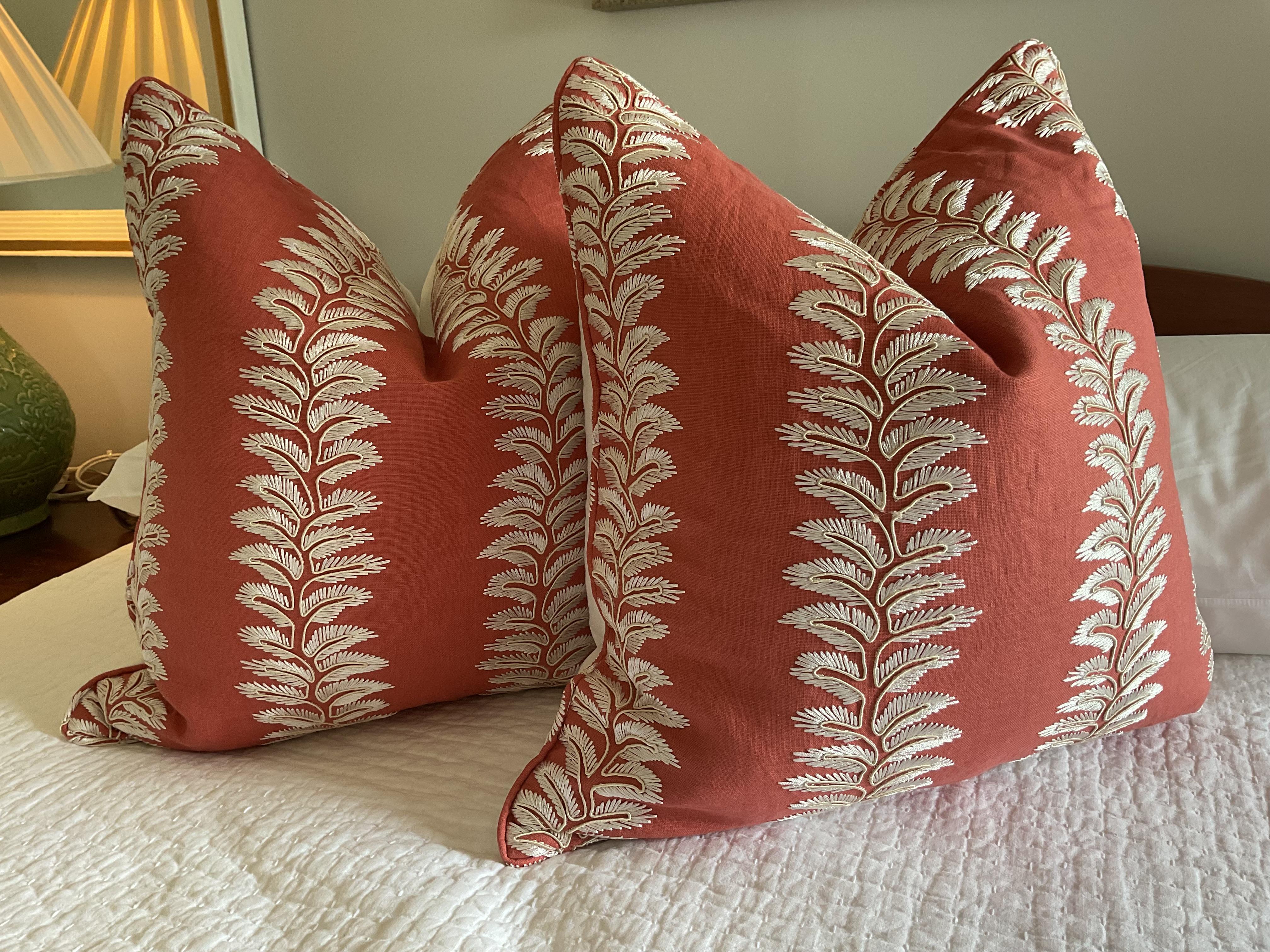 Nordamericano GP e J Baker Ricamo Bradbourne in Corallo - Cuscini - Coppia di 22 pollici in vendita