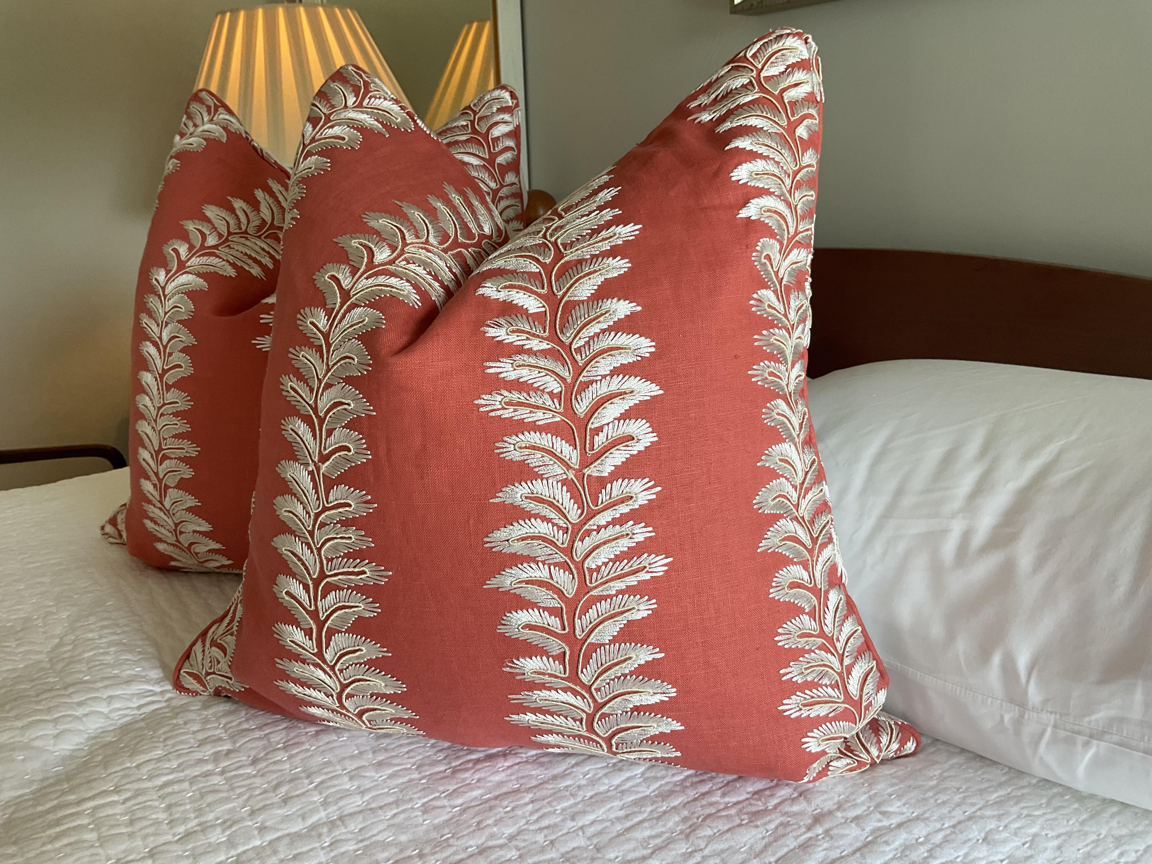 Ricamato GP e J Baker Ricamo Bradbourne in Corallo - Cuscini - Coppia di 22 pollici in vendita