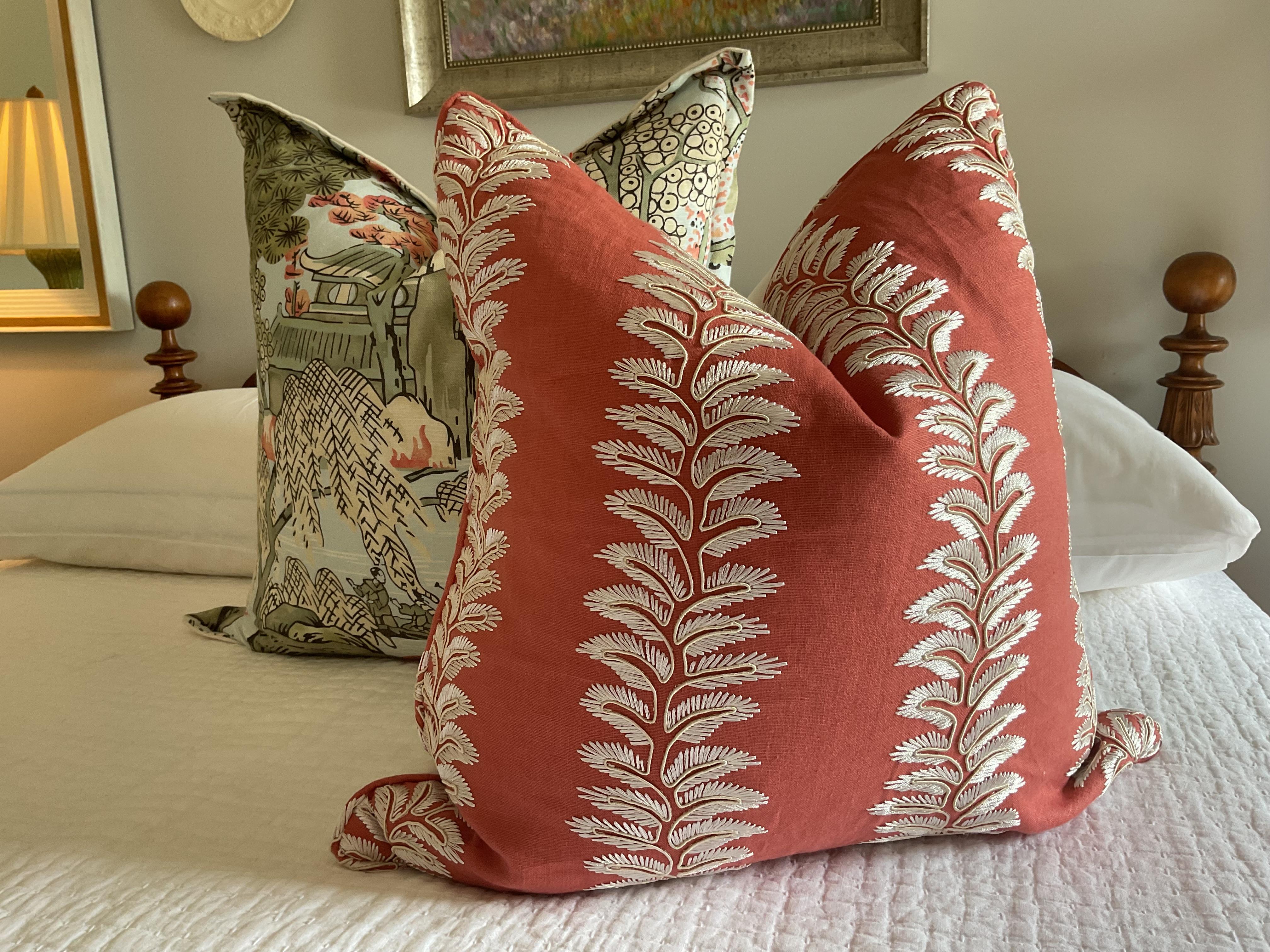 GP e J Baker Ricamo Bradbourne in Corallo - Cuscini - Coppia di 22 pollici In condizioni Nuovo in vendita a Winder, GA