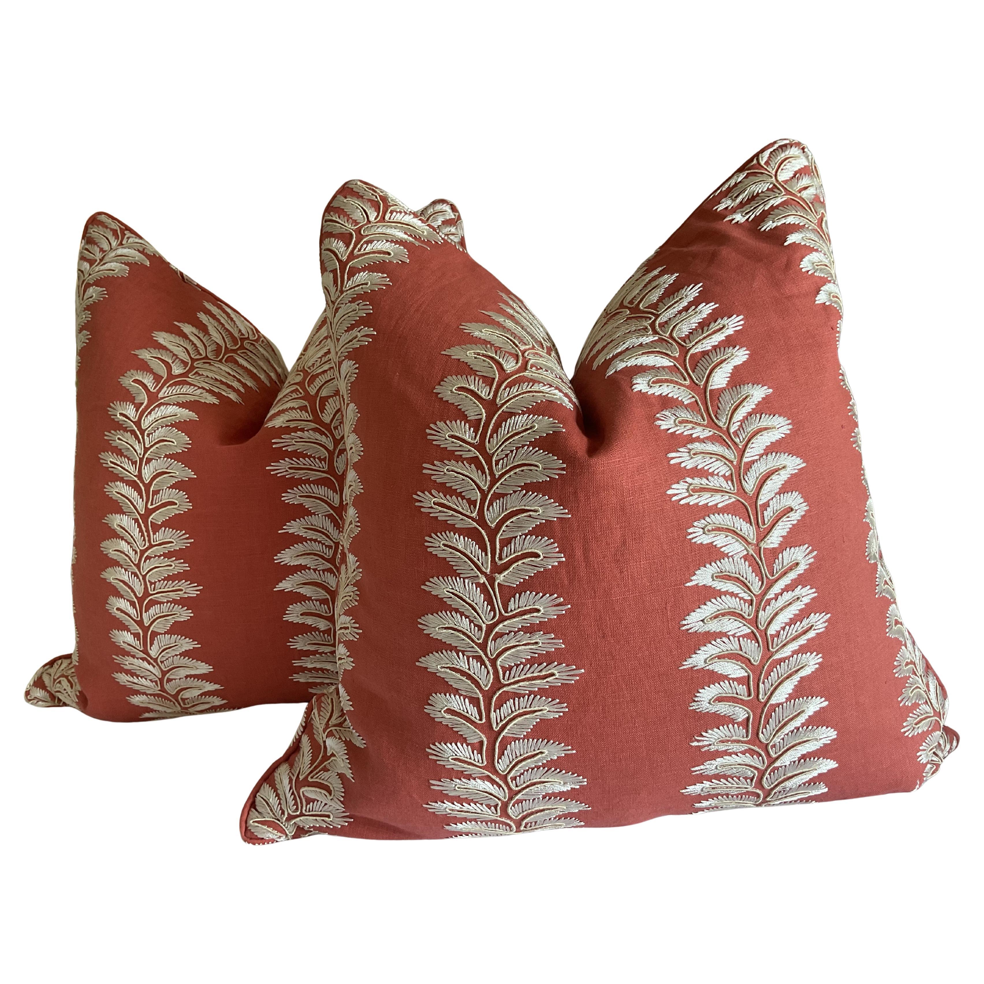 GP e J Baker Ricamo Bradbourne in Corallo - Cuscini - Coppia di 22 pollici