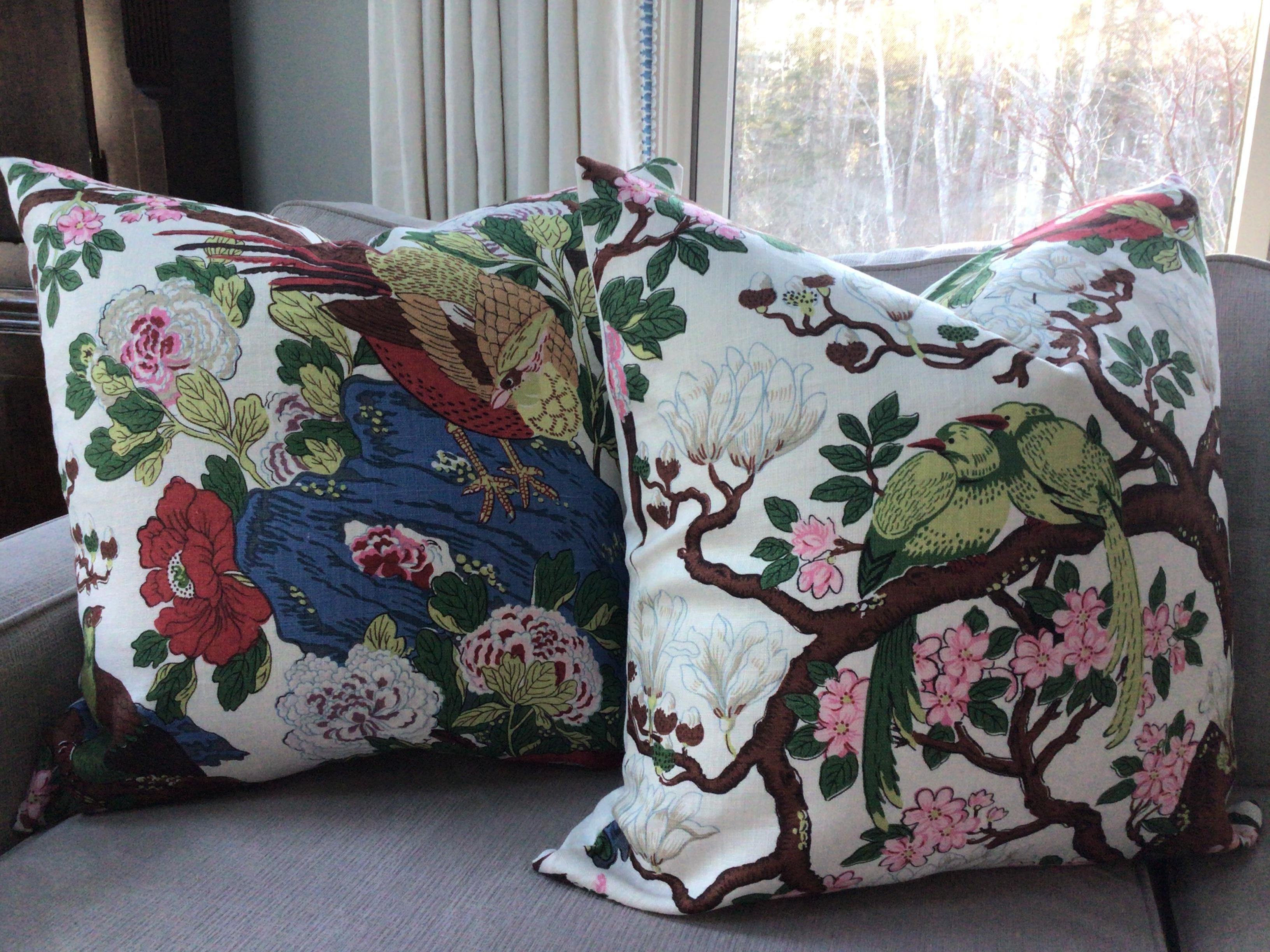 Textile G.P. And J. Baker Rockbird Multi on White of 22 Down Filled Pillows - a Pair en vente