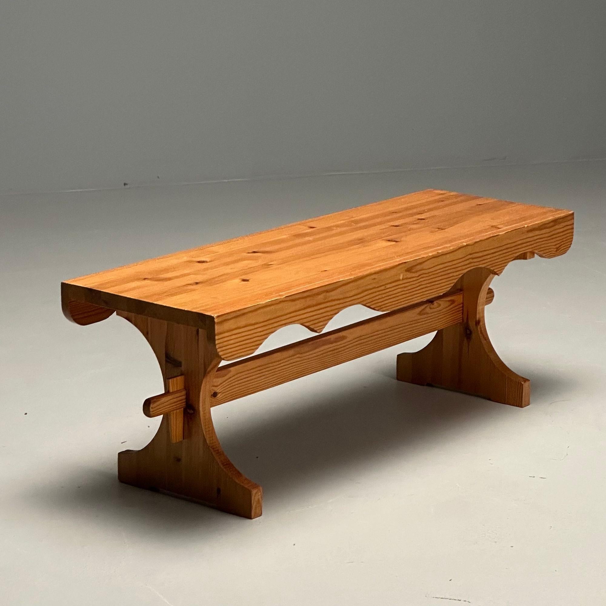 GP, Designer suédois, Mid-Century Modern, Banc, Pin, Suède, 1978

Banc moderne du milieu du siècle conçu et produit en Suède en 1978. Cet exemple présente un intéressant tablier sculpté et une construction à tenons et mortaises qui témoigne de la