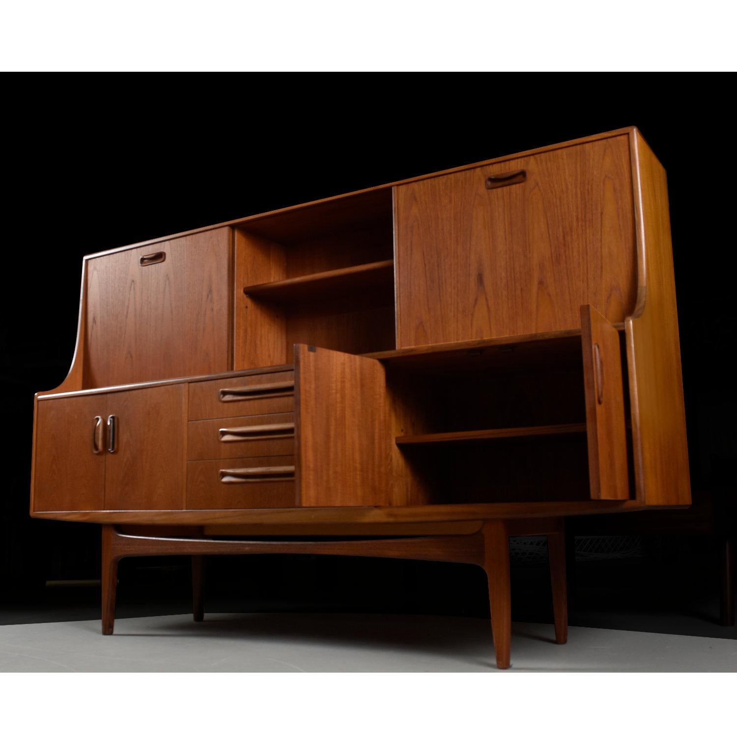 Mid-Century Modern Teak Sideboard Hutch Bar by G-Plan Furniture In Excellent Condition In Chattanooga, TN