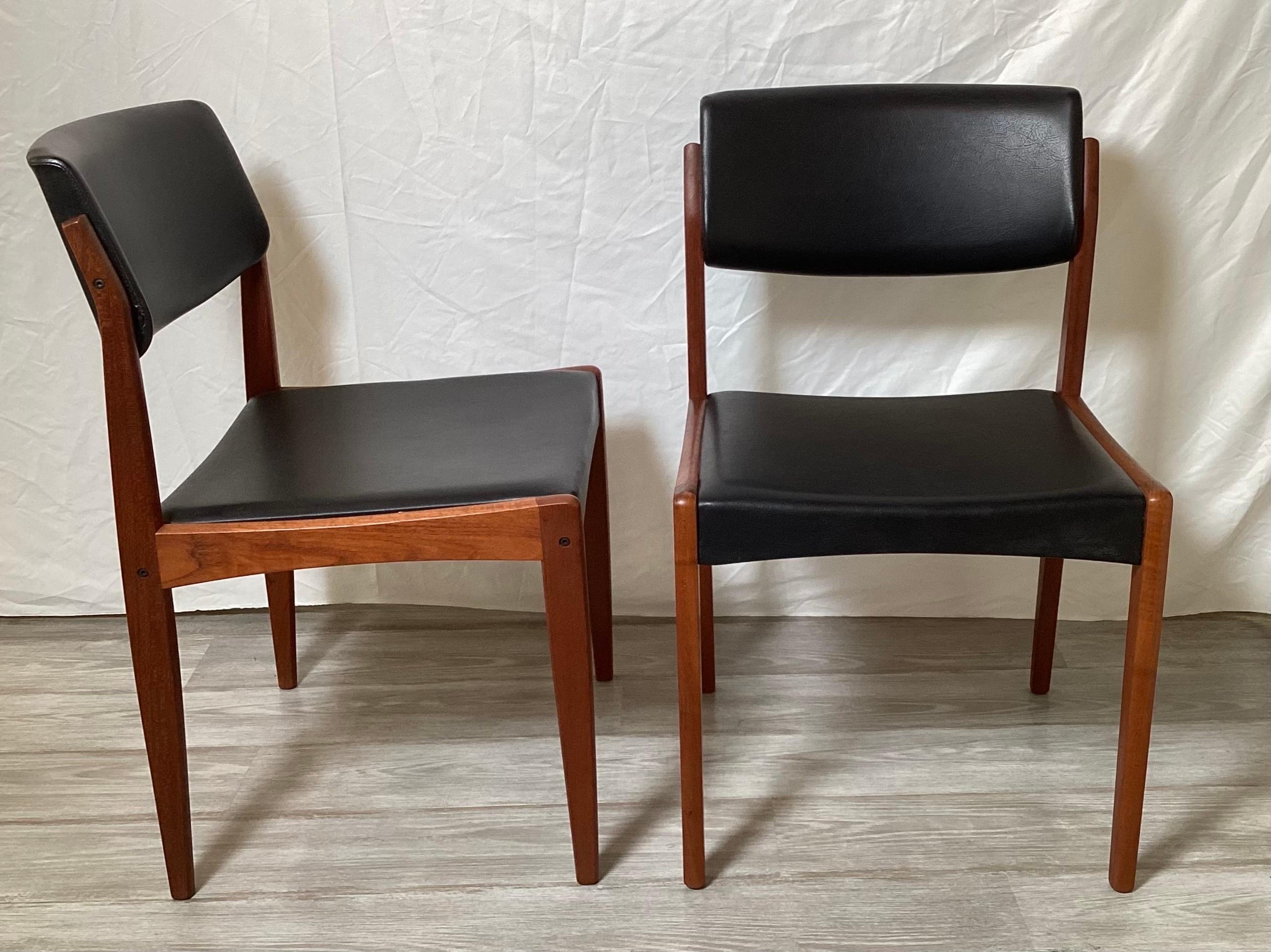 Great original set of 6 Danish teak dining room chairs in great condition.  These are very comfortable and sturdy with sleek lines.