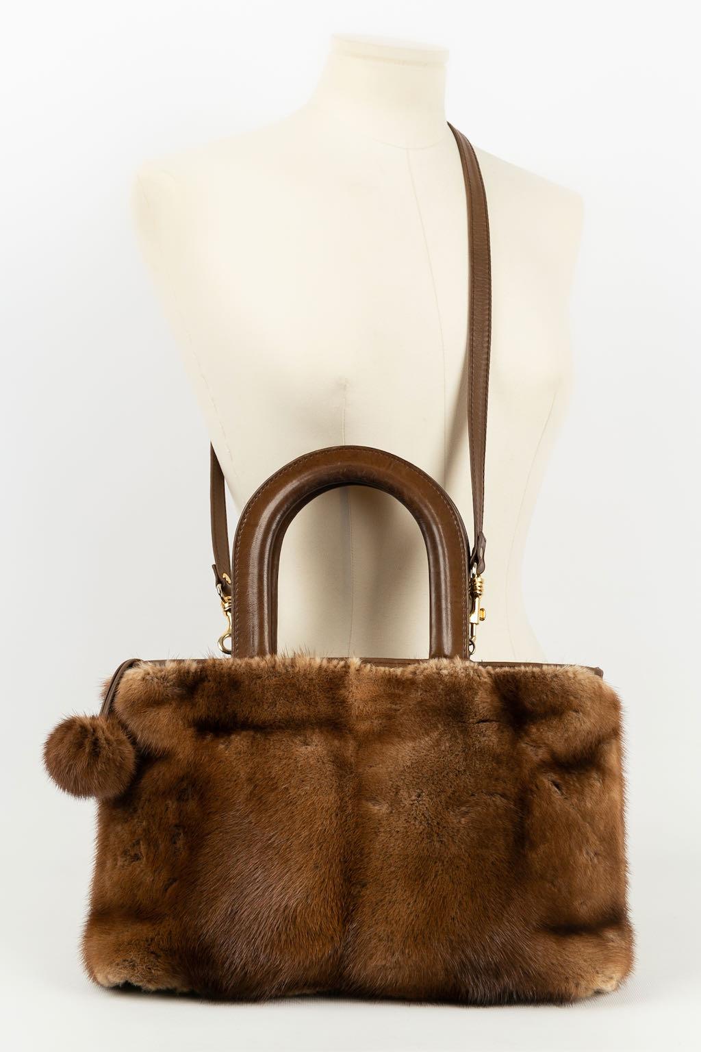 NOT SIGNED - Brown leather and fur handbag and shoulder strap.

Condition:
Very good condition

Dimensions:
Height: 22 cm - Length: 39 cm - Depth: 7 cm - Length handle 1: 28 cm - Length handle 2: 88 cm

SKU:S71
