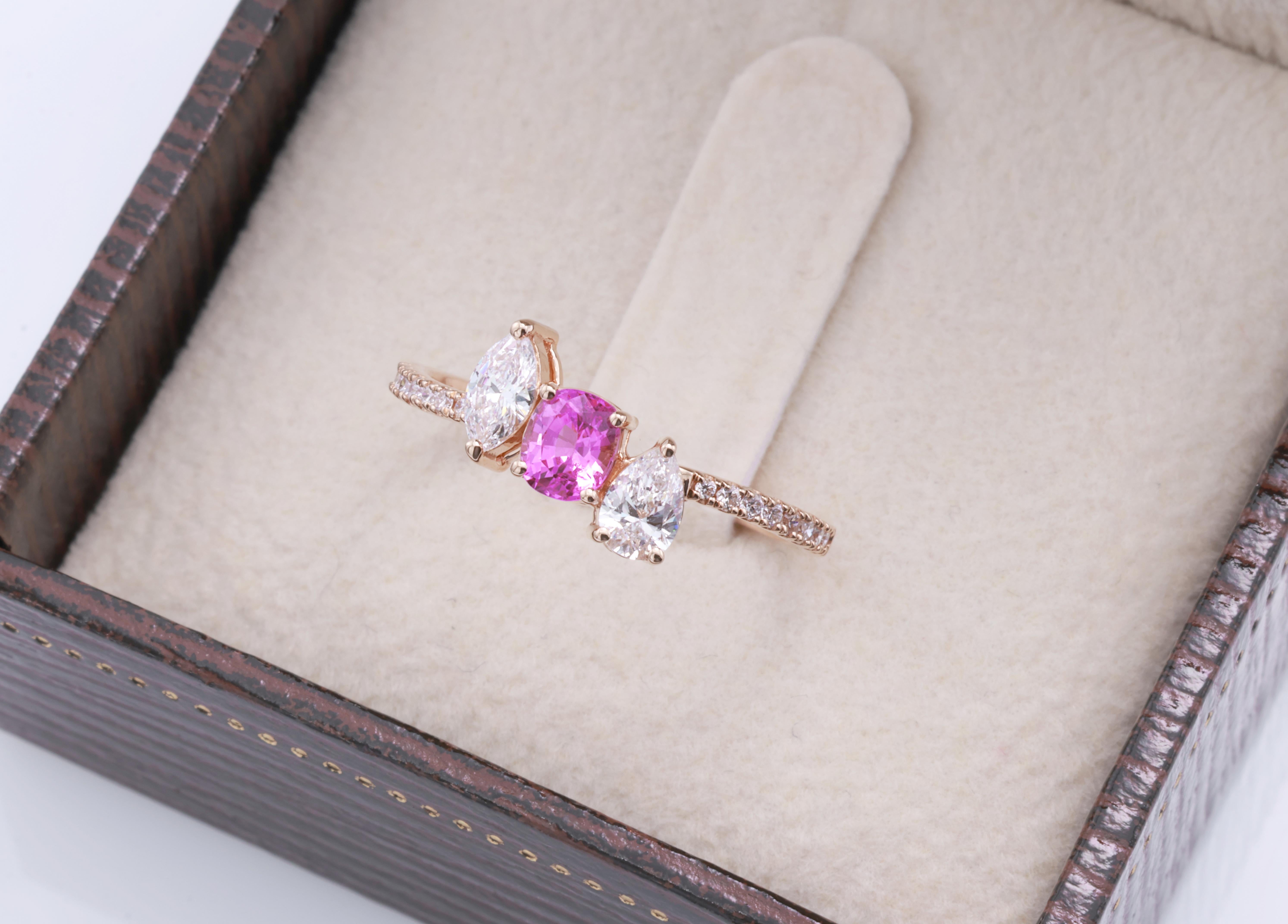 Anello in oro bianco 18 carati con diamanti
  
  Colore e caratura dell'oro: Oro bianco 18kt
  Peso: 1.730 grammi
  
  Imposta con...
  Tipo di pietra: Zaffiro
  Forma: Ovale
  Carati: 0,38 ct
  Colore: Rosa violaceo
  
 
  Pietre circostanti: