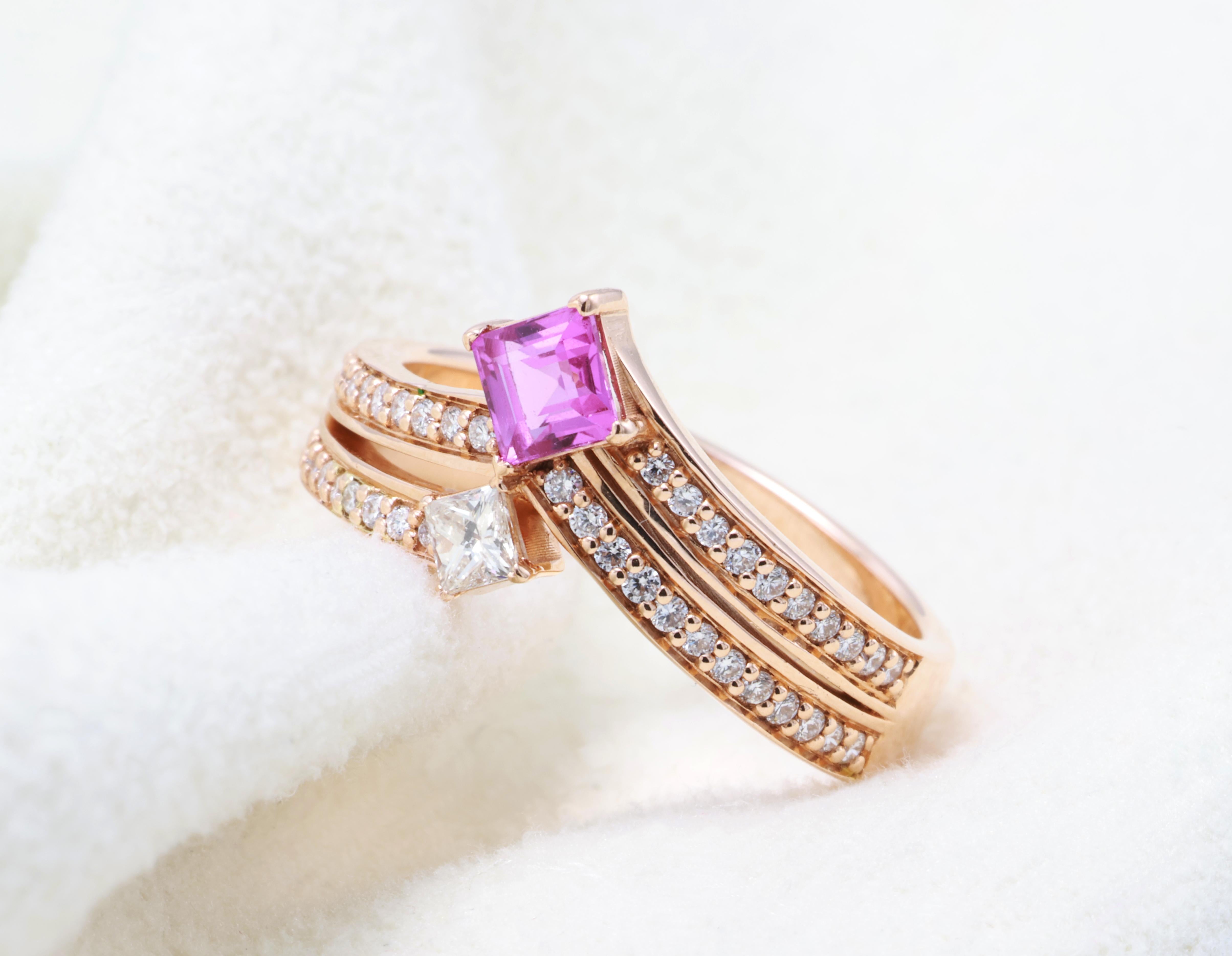 Anello con Diamante Principessa con Zaffiro Rosa Purpureo Naturale certificato GRA da 0,41 Carati in vendita 3