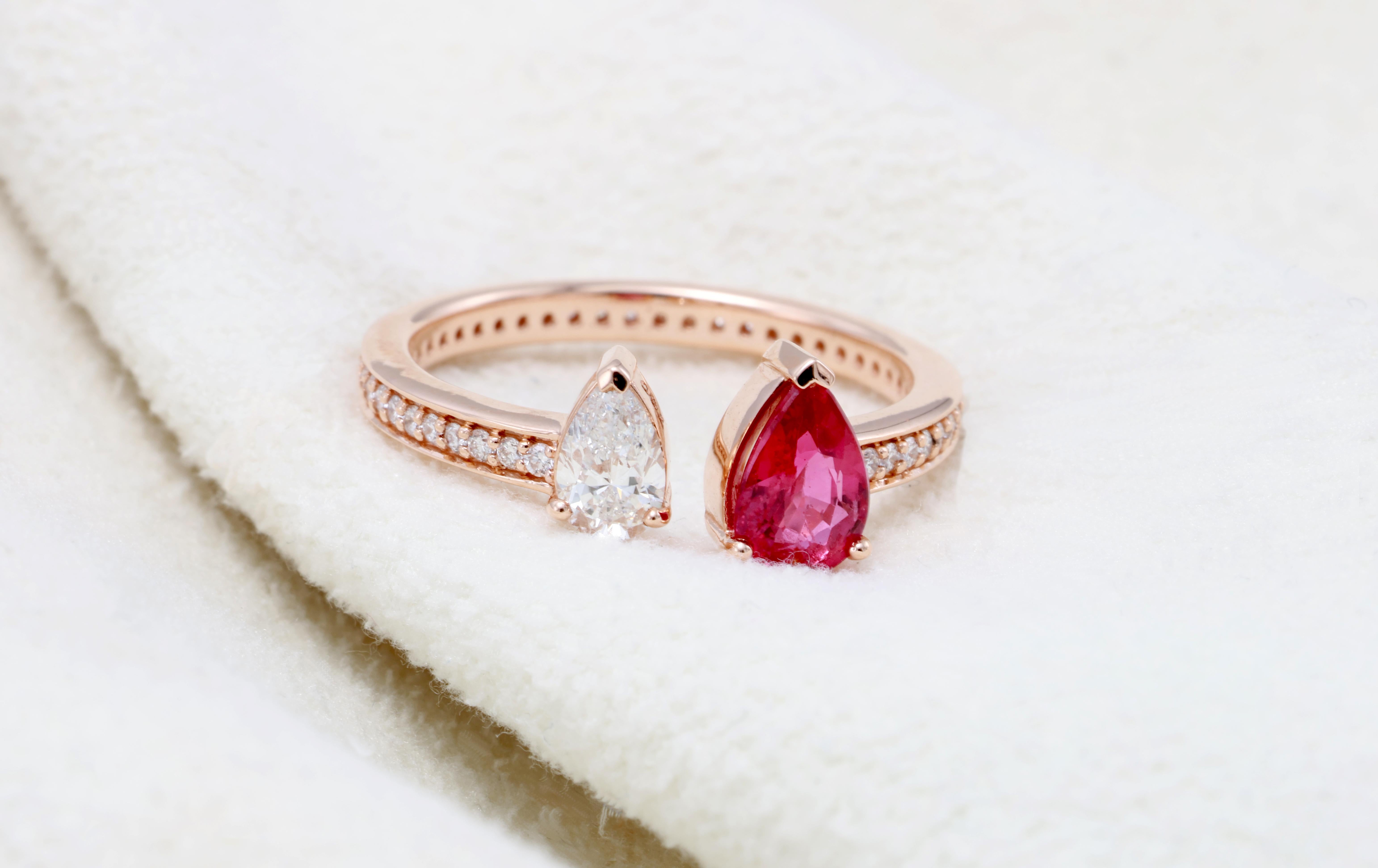 Ring aus 18kt Weißgold mit Diamanten
  
  Goldfarbe und Karat: Weißgold 18kt
  Gewicht: 2.790 Gramm
  
  Satz mit...
  Steinart: Rubin
  Die Form: Birne
  Karat: 0,70 ct
  Farbe: Rosa-Rot  
 
  Umliegende Steine: Diamanten

 1) Seite Weiße