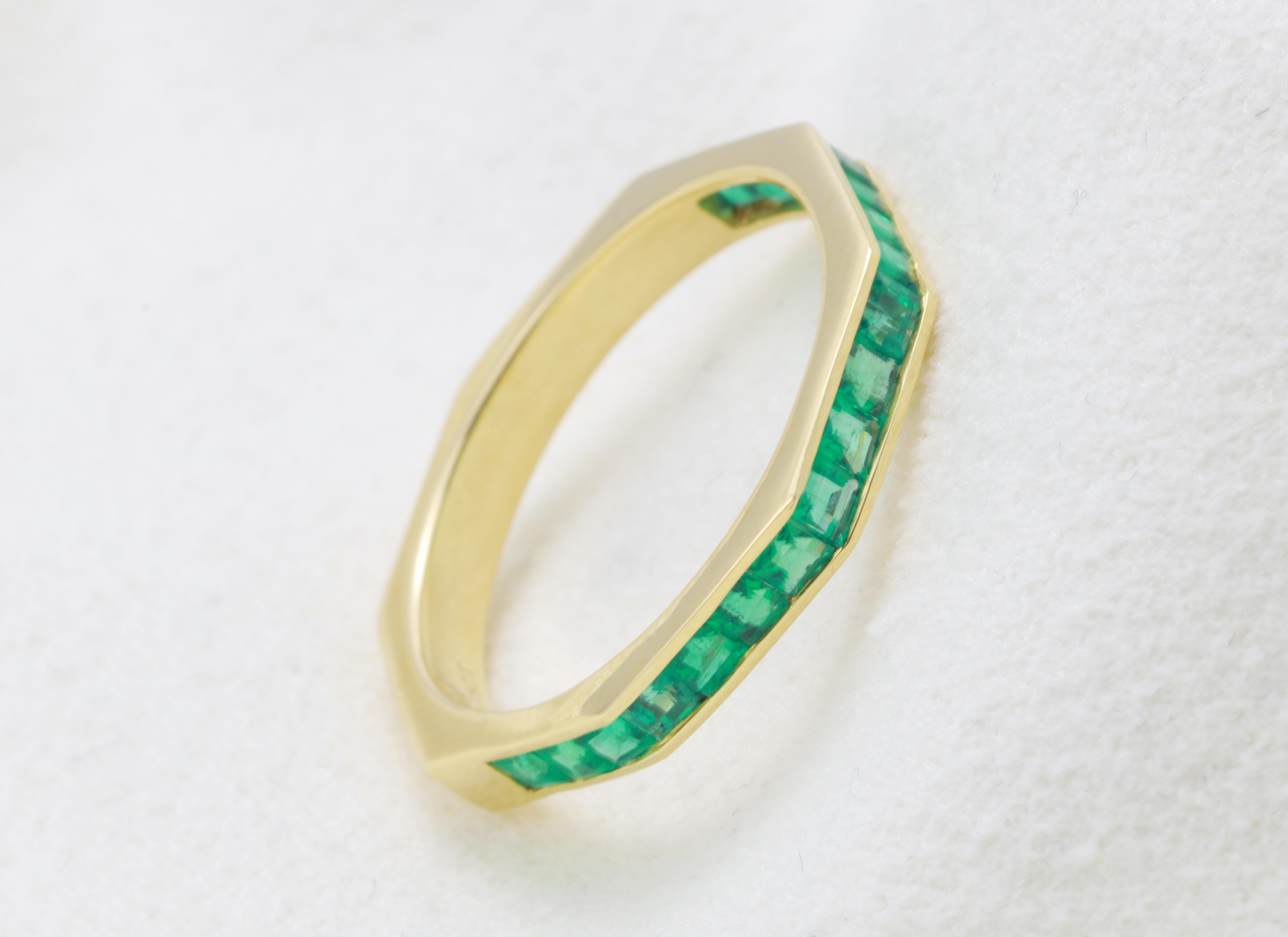 Bague en or blanc 18kt avec diamants
  
  Couleur de l'or et carat : Or blanc 18kt
  Poids : 2.75 grammes
  
  Ensemble avec...
  Type de pierre : Saphir
  Forme : Carré
  Carat : 0,85 ct
  Couleur : Vert vif
  
 
  Pierres environnantes :