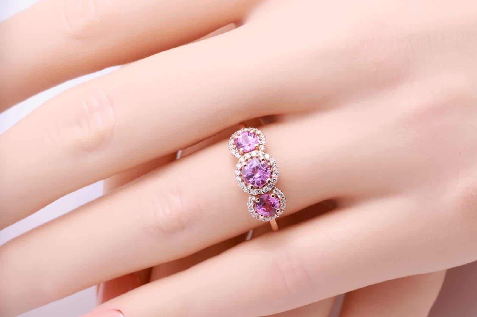 GRA Certified 1.30 Carat Natural Madagascar Pink Sapphire Round Diamond Ring In New Condition For Sale In บางรัก, TH