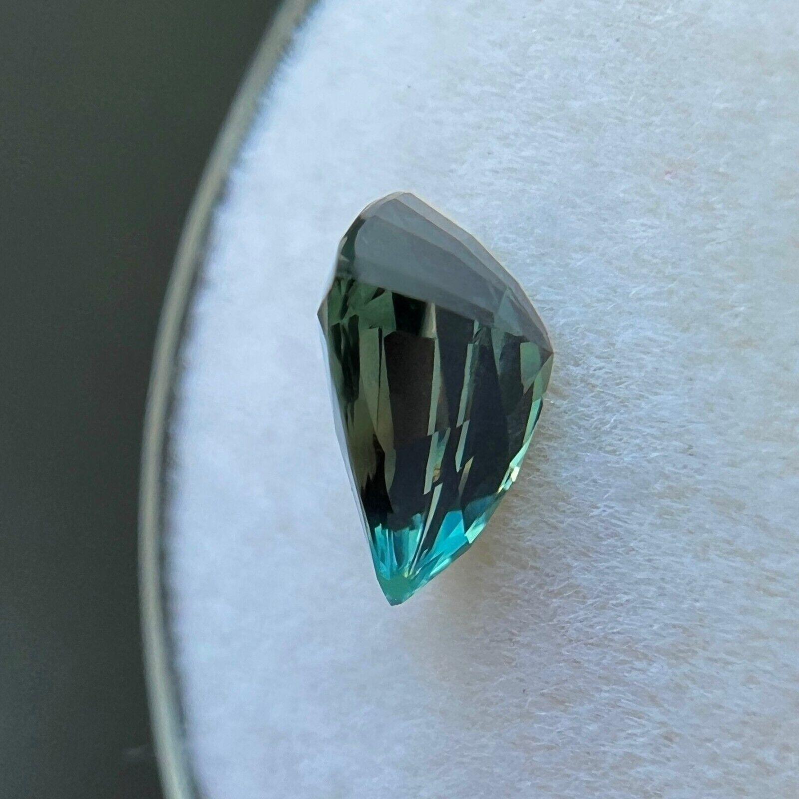 Certificado GRA 1,39ct Zafiro Verde Fino Triángulo Corte Fantasía Gema Rara 7,8x6,3mm en venta 1