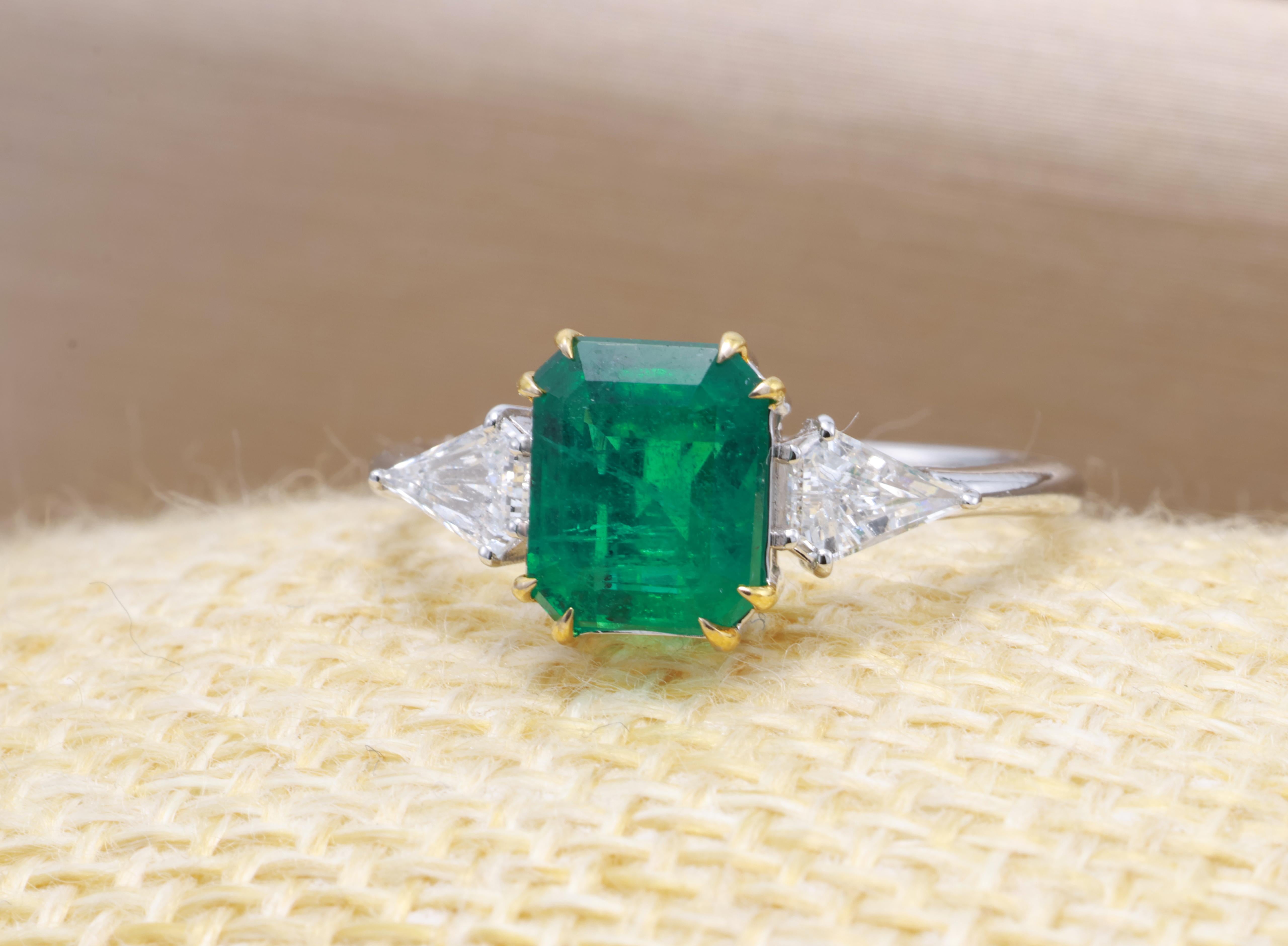 GRA Certified 1.76 Carat Natural Vivid Green Sapphire Cushion Diamond Ring (bague à diamant en forme de coussin) en vente 5