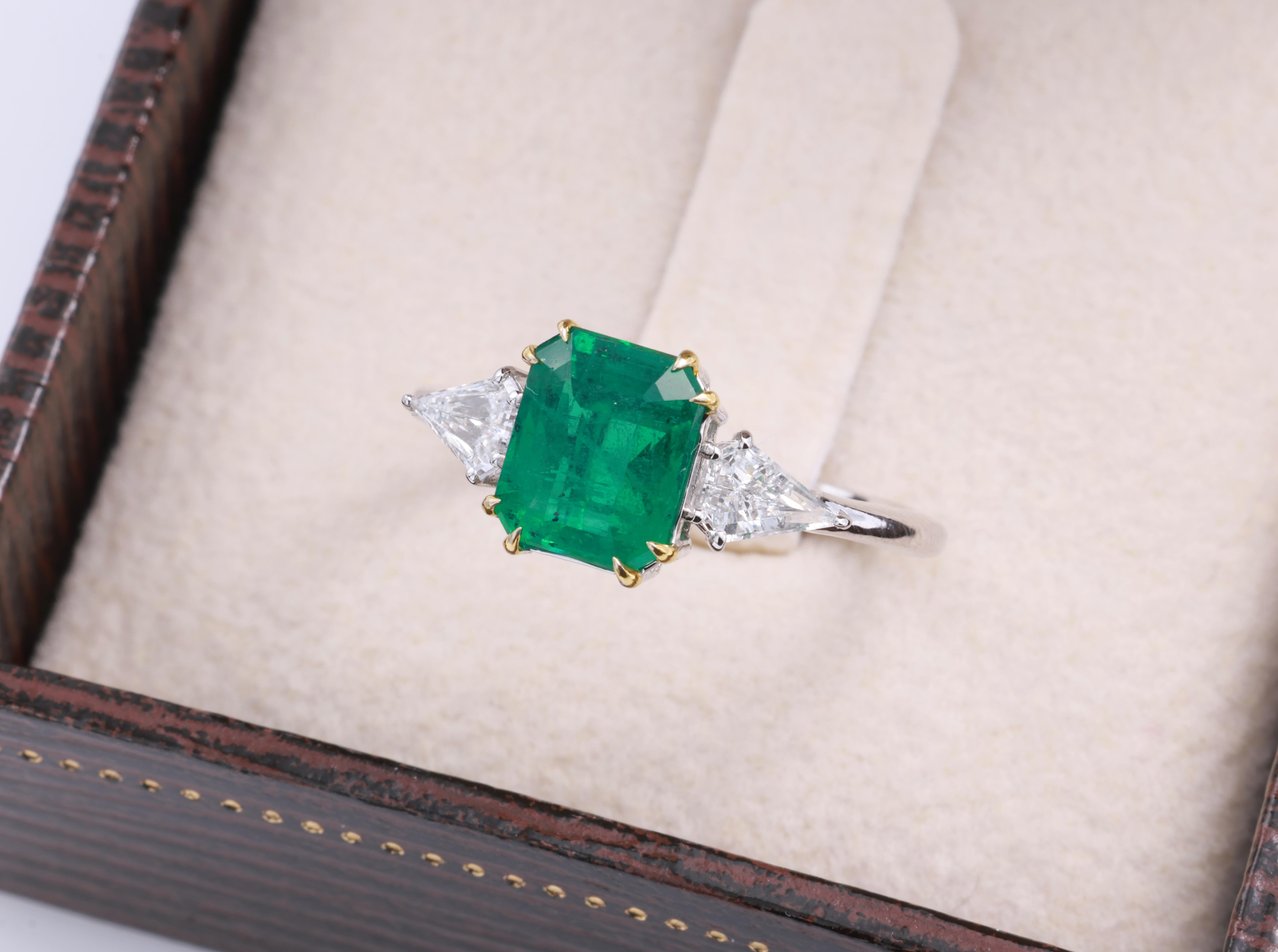 GRA Certified 1.76 Carat Natural Vivid Green Sapphire Cushion Diamond Ring (bague à diamant en forme de coussin) en vente 6
