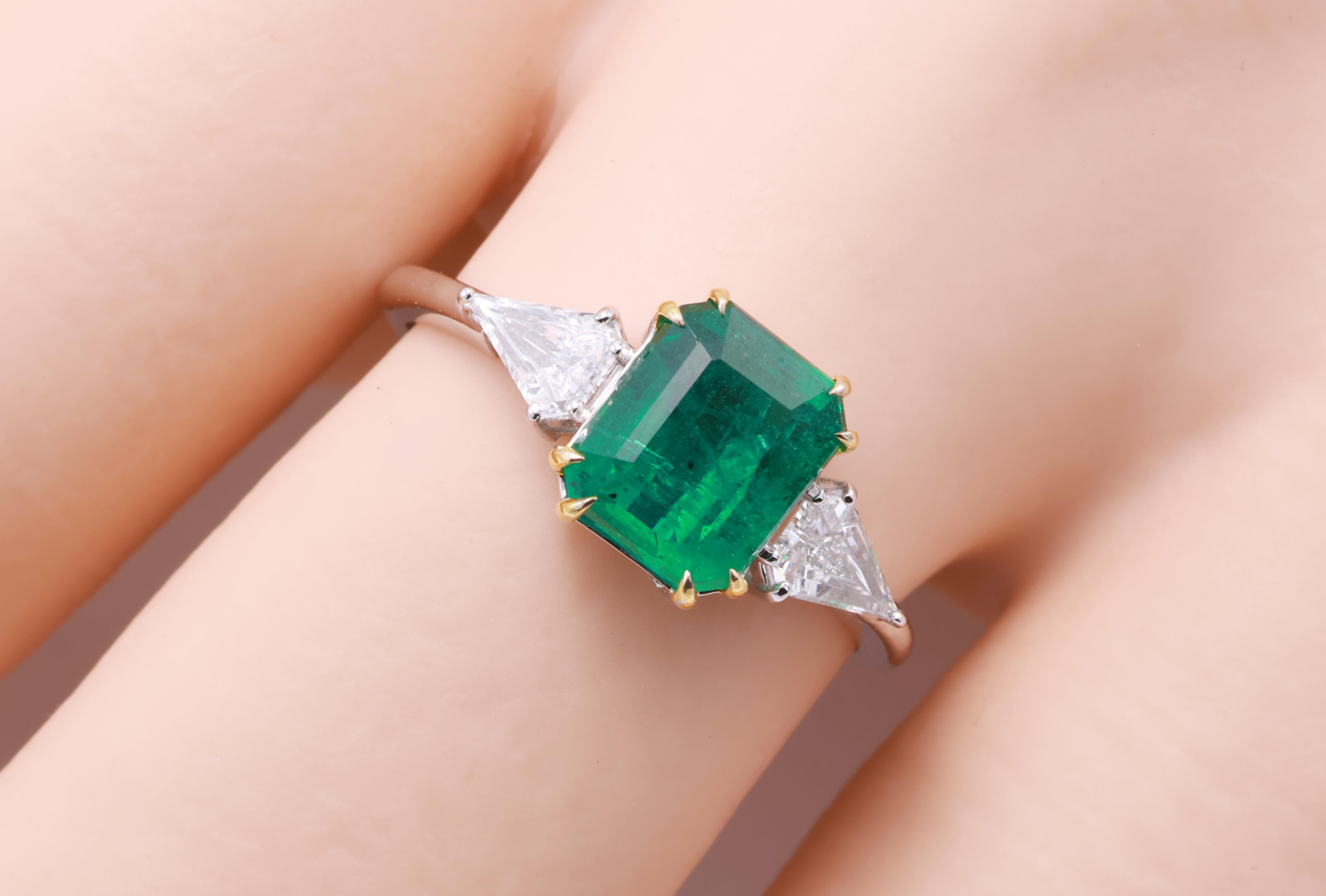 GRA Certified 1.76 Carat Natural Vivid Green Sapphire Cushion Diamond Ring (bague à diamant en forme de coussin) en vente 7