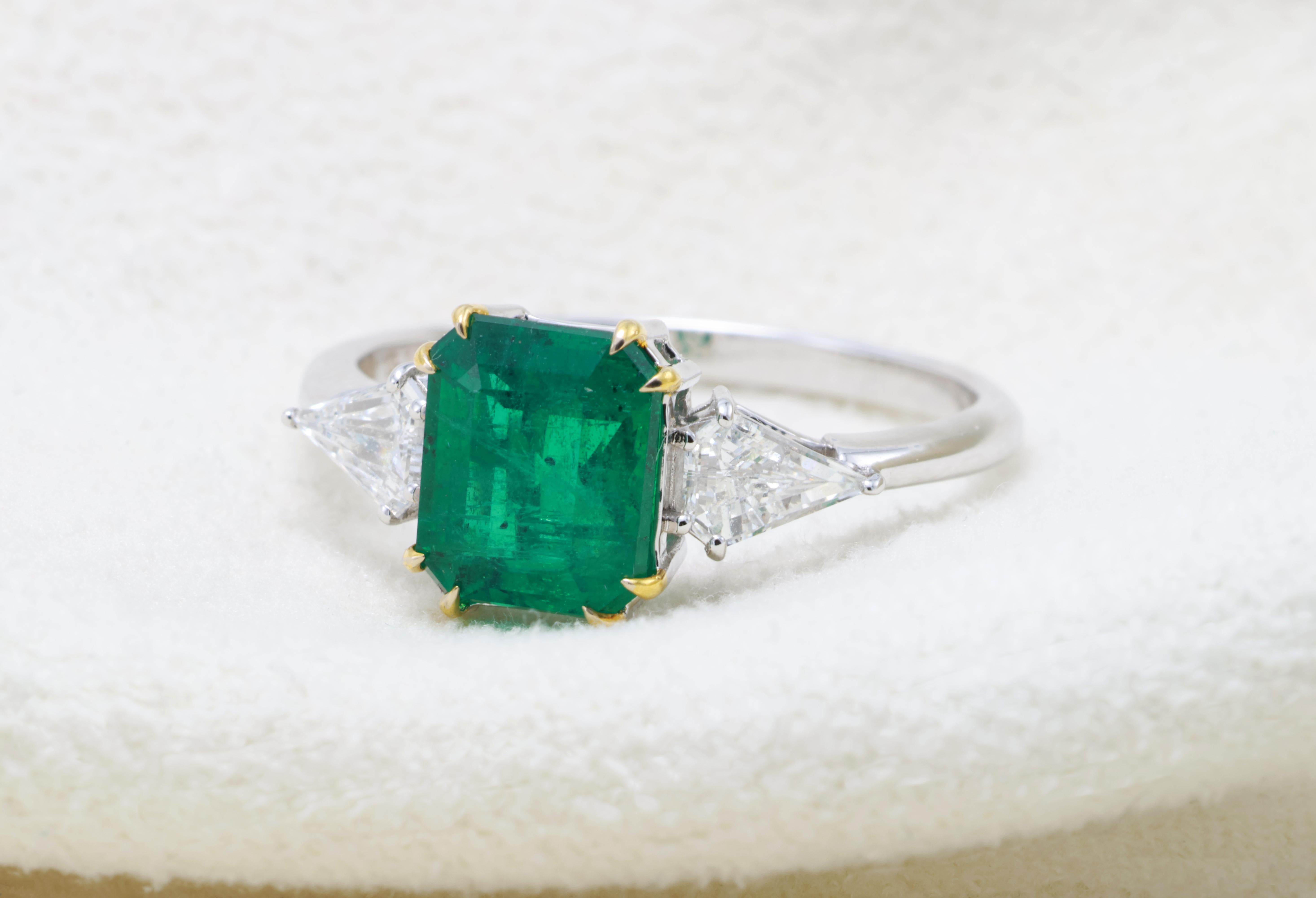 Taille émeraude GRA Certified 1.76 Carat Natural Vivid Green Sapphire Cushion Diamond Ring (bague à diamant en forme de coussin) en vente