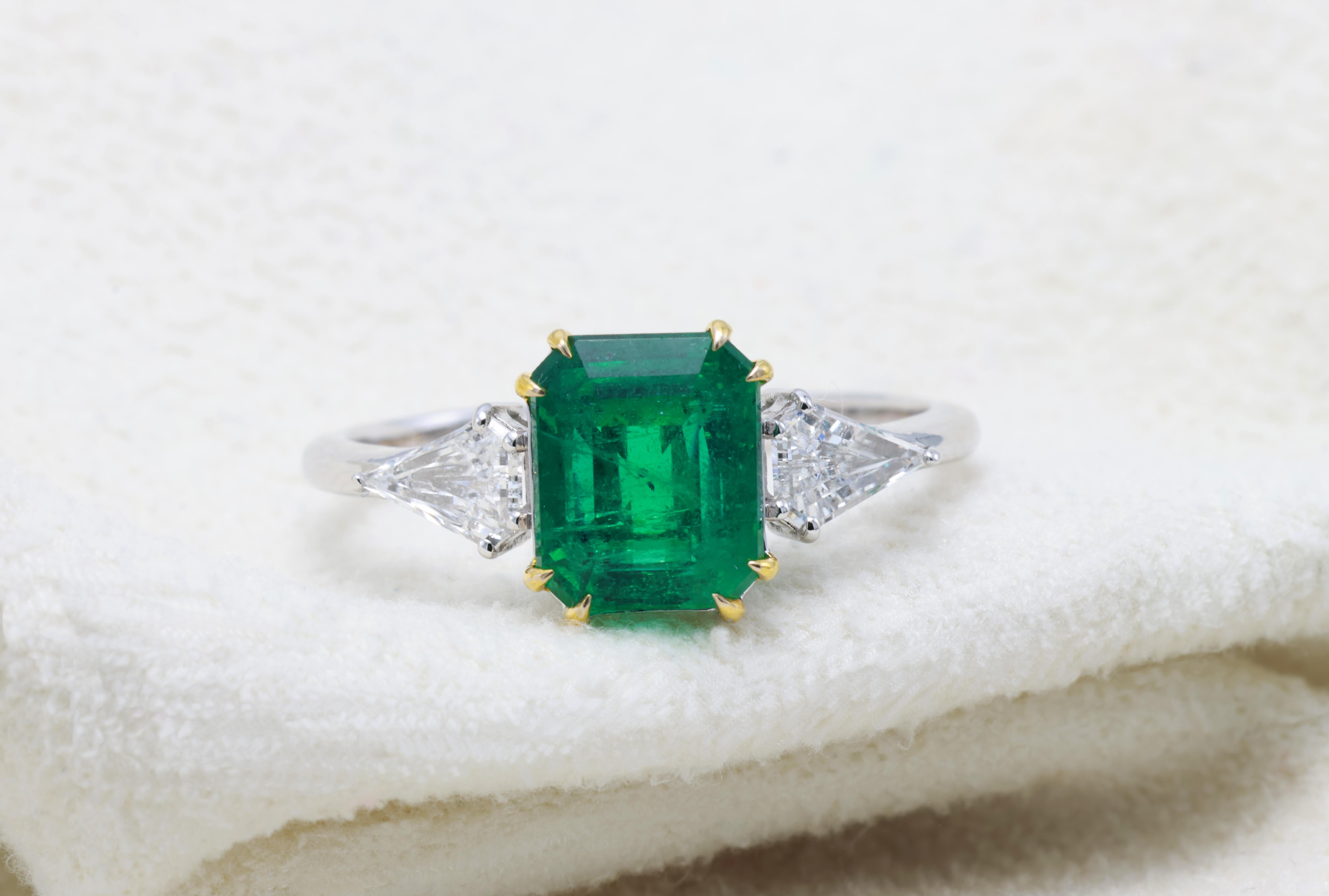 GRA Certified 1.76 Carat Natural Vivid Green Sapphire Cushion Diamond Ring (bague à diamant en forme de coussin) Neuf - En vente à บางรัก, TH