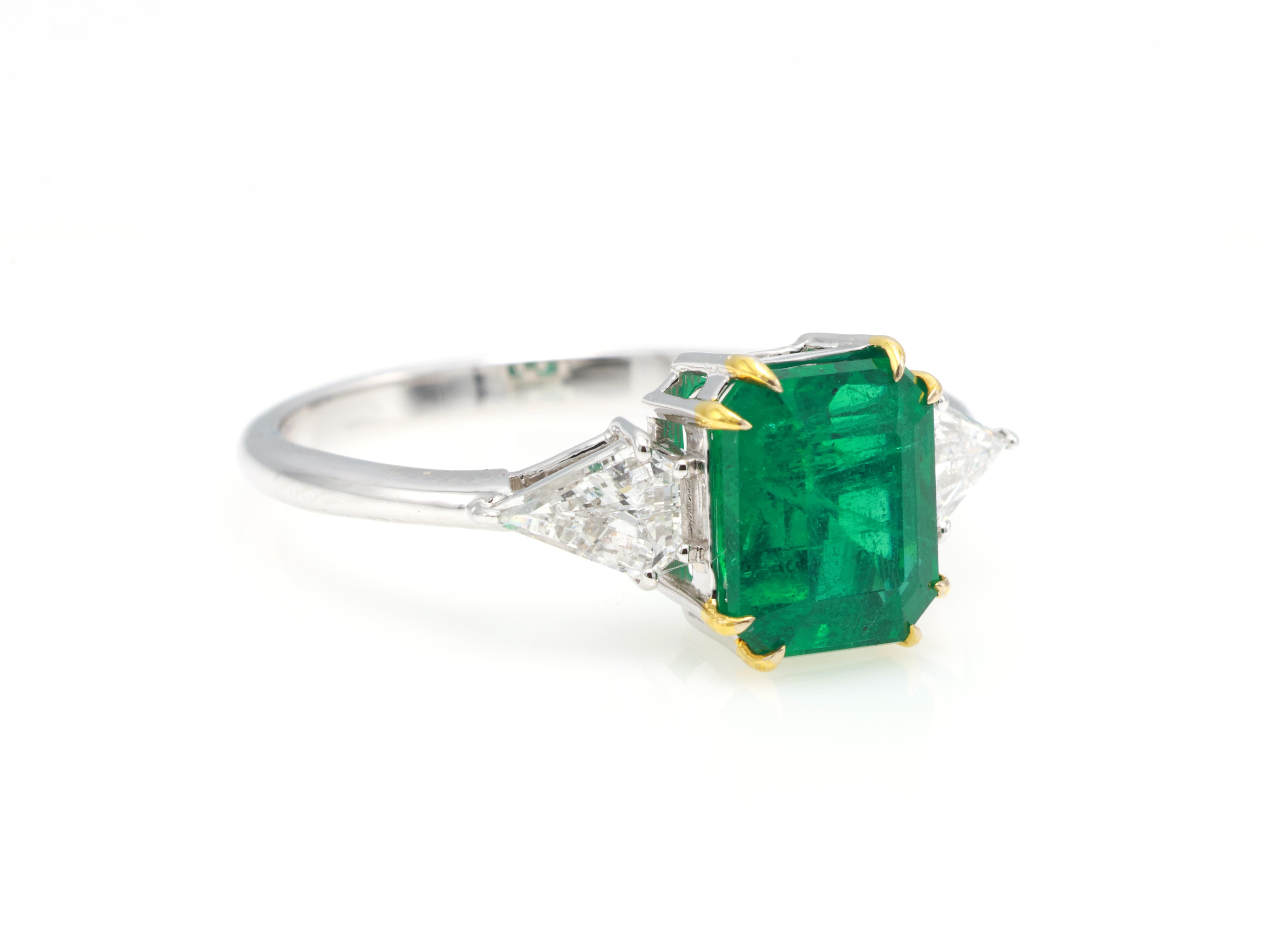 GRA Certified 1.76 Carat Natural Vivid Green Sapphire Cushion Diamond Ring (bague à diamant en forme de coussin) en vente 2